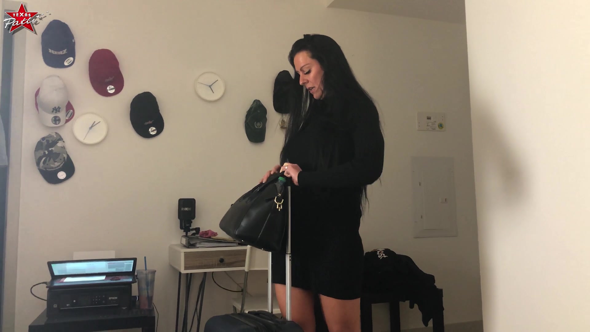 Ich musste zum Flughafen und hatte es ziemlich eilig. Die Koffer waren gepackt und ich stellte fest, dass mein Handy weg war. Mein Stiefsohn hatte es bestimmt wieder genommen. Ich ging also in sein Zimmer – der lag er und grinste mich an. Natürlich hatte er es. Freudig ging er meine Kontakte durch. Er wollte allerdings etwas dafür haben, dass er es mir gibt. Der spinnt doch wohl. Irgendwann wurde es mir zu bunt und ich gab nach. Schließlich durfte ich den Flieger nicht verpassen. Ich zeigte ihm, was es heißt, mit einer erfahrenen Milf Sex zu haben. Wenn das allerdings sein Vater erfährt, bin ich geliefert.