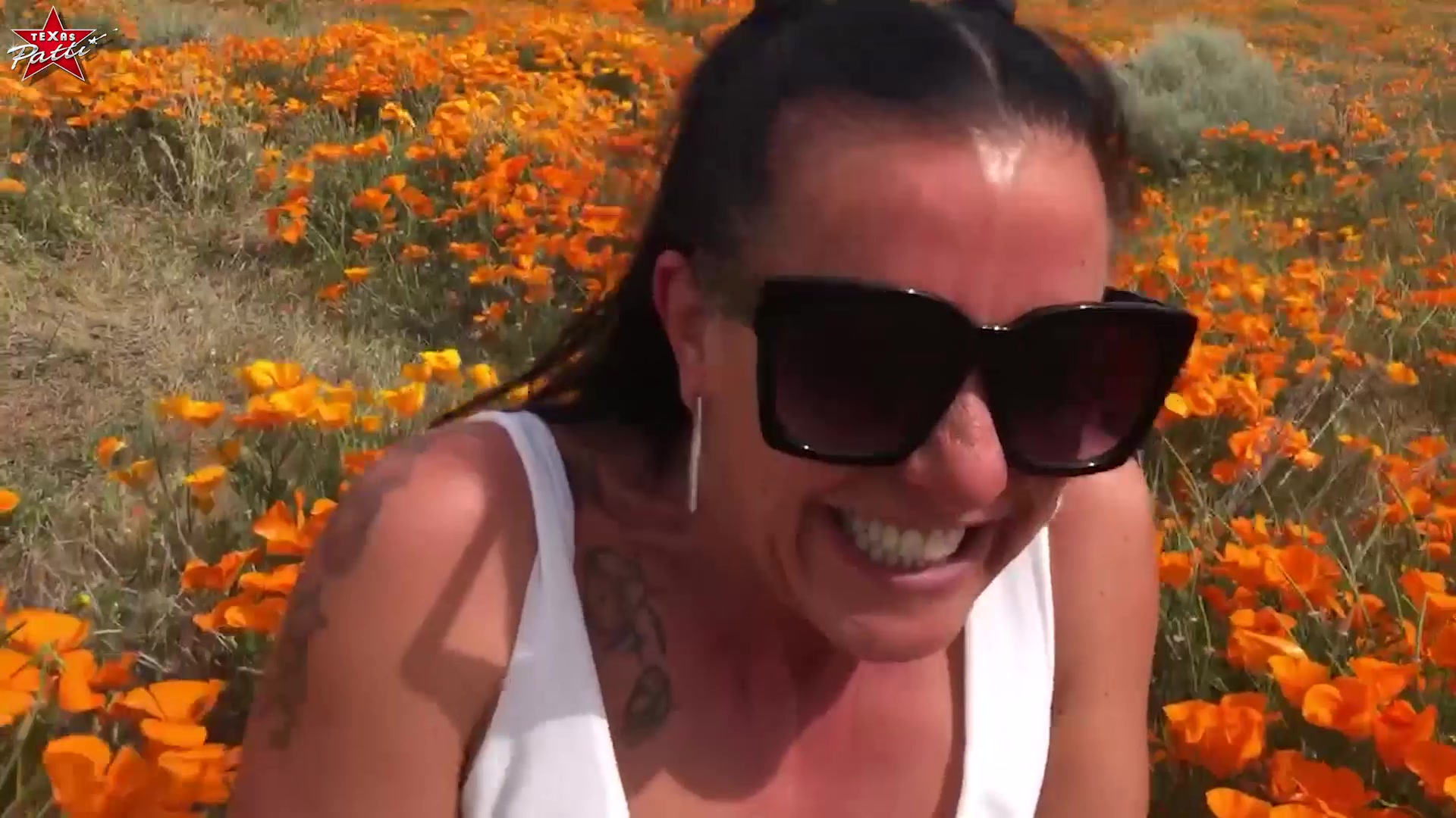 Nachdem ich mir meine PENIScillin-Spritze abgeholt hatte, war ich ziemlich geil… Also setzte ich mich einfach mal ins Feld und fing an, mir die Fotze zu bespielen. Ganz schön windig hier, aber ein geiles Gefühl, den Wind um die Muschi zu spüren. Jetzt noch einen Schwanz drin… Das wär´s