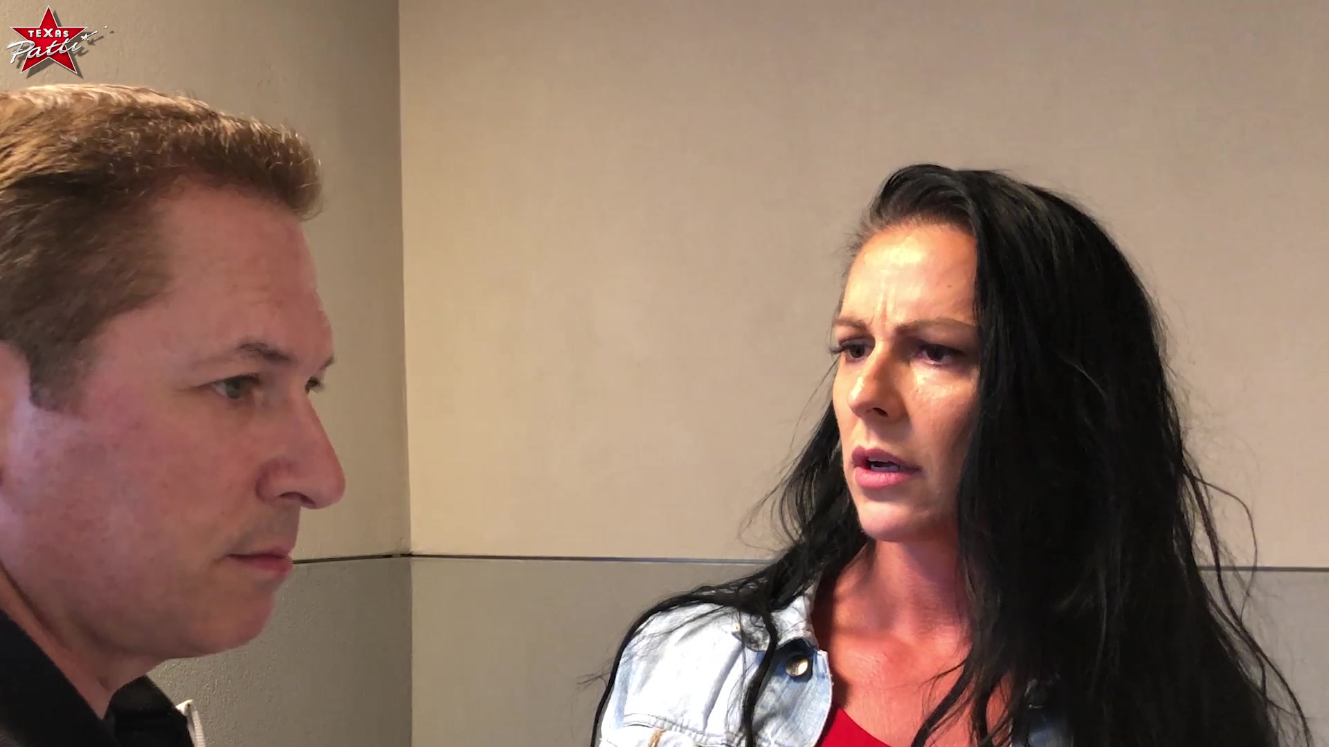 …, eigentlich wollte mein Mann mich zu unserem 14 jährigen Jubiläum die ganze Nacht schön in den Arsch ficken. Stattdessen musste er wieder mal im Büro bleiben. Ich war total enttäuscht, als mich ein super geiler Typ in der Tiefgarage anspricht. Pläne sind ja dazu da, um geändert zu werden, also entschied ich mich kurzer Hand, den geilen Amerikaner in meine Wohnung zu zerren. Ich sollte mit meiner Vorahnung recht behalten. Der Typ hat mir buchstäblich das Hirn aus meinem Kopf gefickt. Nicht nur, dass John mich erst in meine sexsüchtige Fotze gefickt hat, nein er hat auch meine Arschfotze so dermaßen wegehämmert. Den geilen Saft hat er mir dann auf einem Teller präsentiert