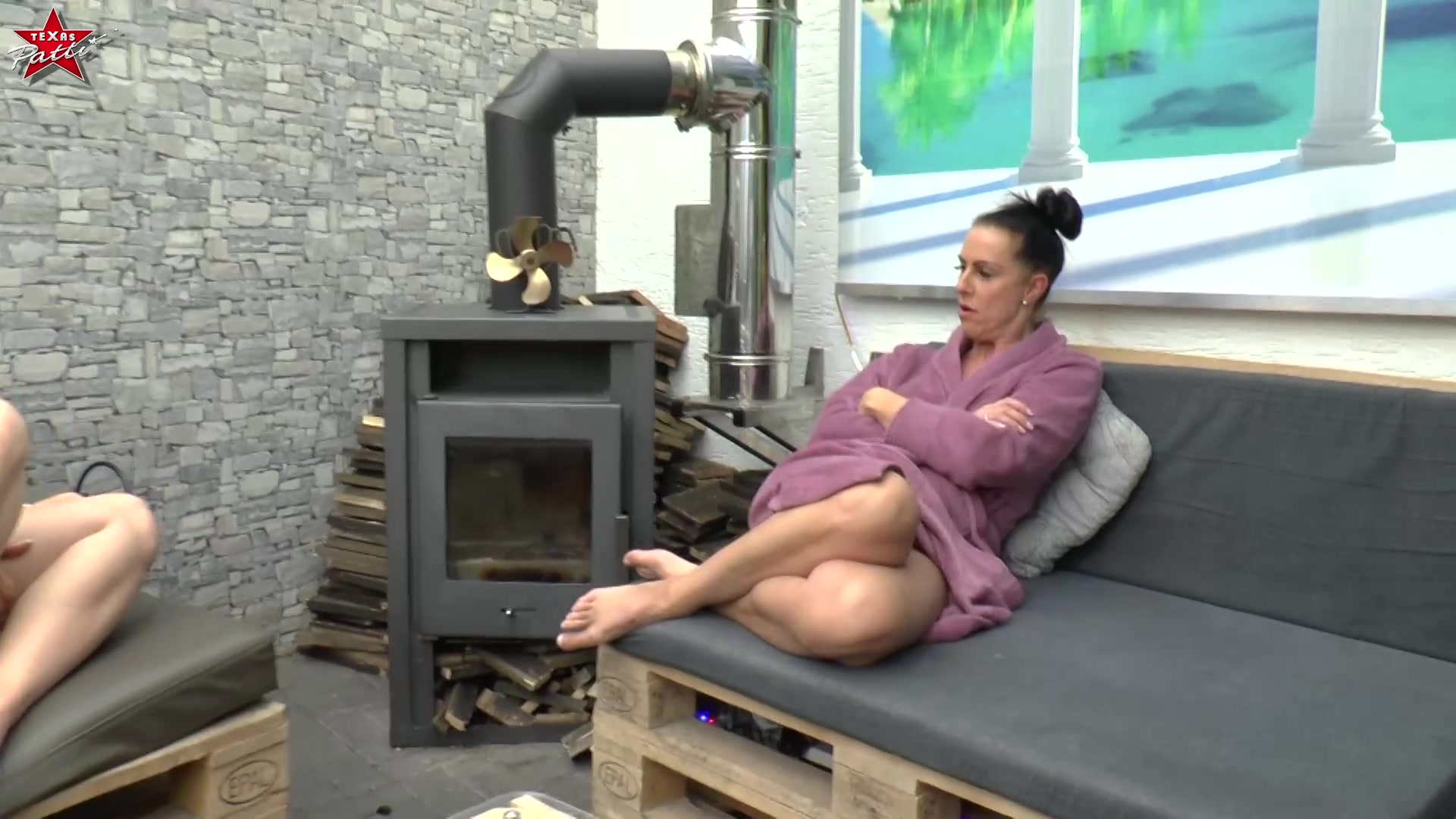 Ich war mit meiner Freundin Holly im Wellness-Urlaub… Als wir uns einen Kaffee bestellten und die Bedienung ihn brachte, dachten wir uns, dass wir uns diesen Schwanz doch jetzt gerne teilen würden. Gesagt, getan und wir lutschten ihm die Lanze. Dann „stapelten“ wir uns übereinander und er fickte uns abwechselnd. So stellen wir uns echte Erholung vor.