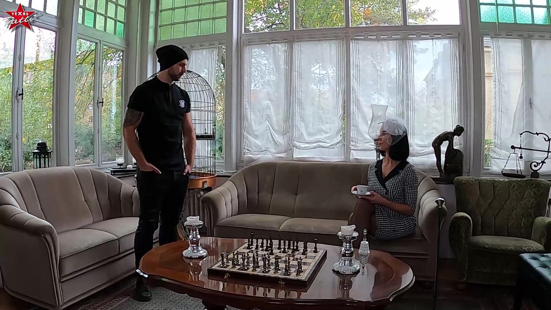 Die feine Dame genießt die Ruhe und ihren Kaffee… Plötzlich sieht sie, dass auf dem Schachbrett ein Bauer fehlt. Absolut inakzeptabel! Sie klingelt ihren Buttler James herbei und stellt ihn vor die Wahl:
Entweder sie fliegen oder sie lecken mich jetzt!!! James` Entscheidung war schnell klar und er ging auf die Knie, um der werten Dame ausgiebig ihre Milf-Fotze zu lecken und sie obendrein auch noch ordentlich durchzuficken. James ist zwar nicht der Ordentlichste, hat aber zweifelsfrei andere Qualitäten