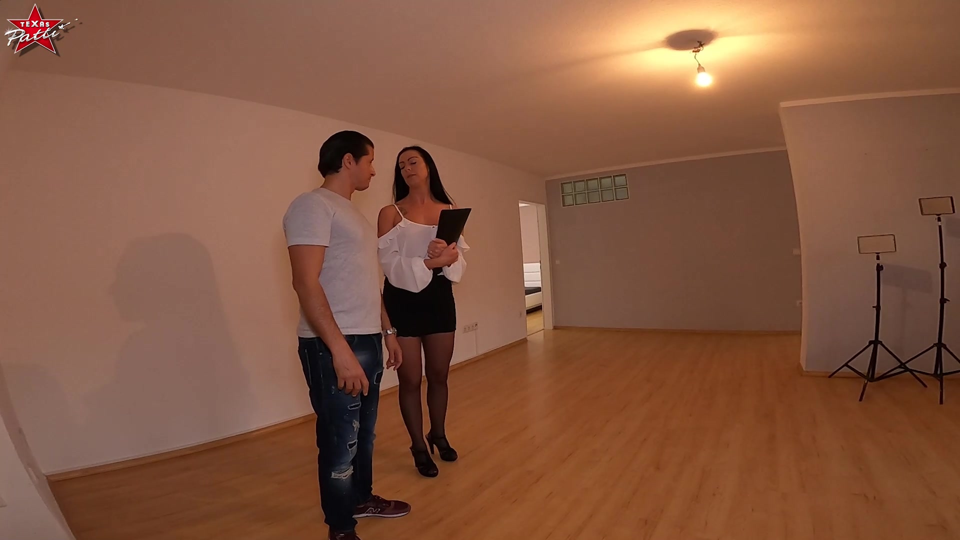 In meinem neuen Job als Maklerin habe ich direkt eine schwer vermittelbare Wohnung bekommen, die sich zwar schon viele angesehen haben, jedoch keiner wollte. Als sich nun dieser Grieche die Bude anschaute, jedoch auch nicht wirklich begeistert war, musste ich meine Taktik ändern. Ich musste unbedingt mit einem Abschluss zu meinem Chef. Ich machte ihm daher ein Angebot, was bestimmt kein Mann ablehnen würde. Nun gut… dass er mich dann gleich blank in den Arsch ficken würde, war zwar nicht geplant, aber irgendwie muss Frau ja ans Ziel kommen