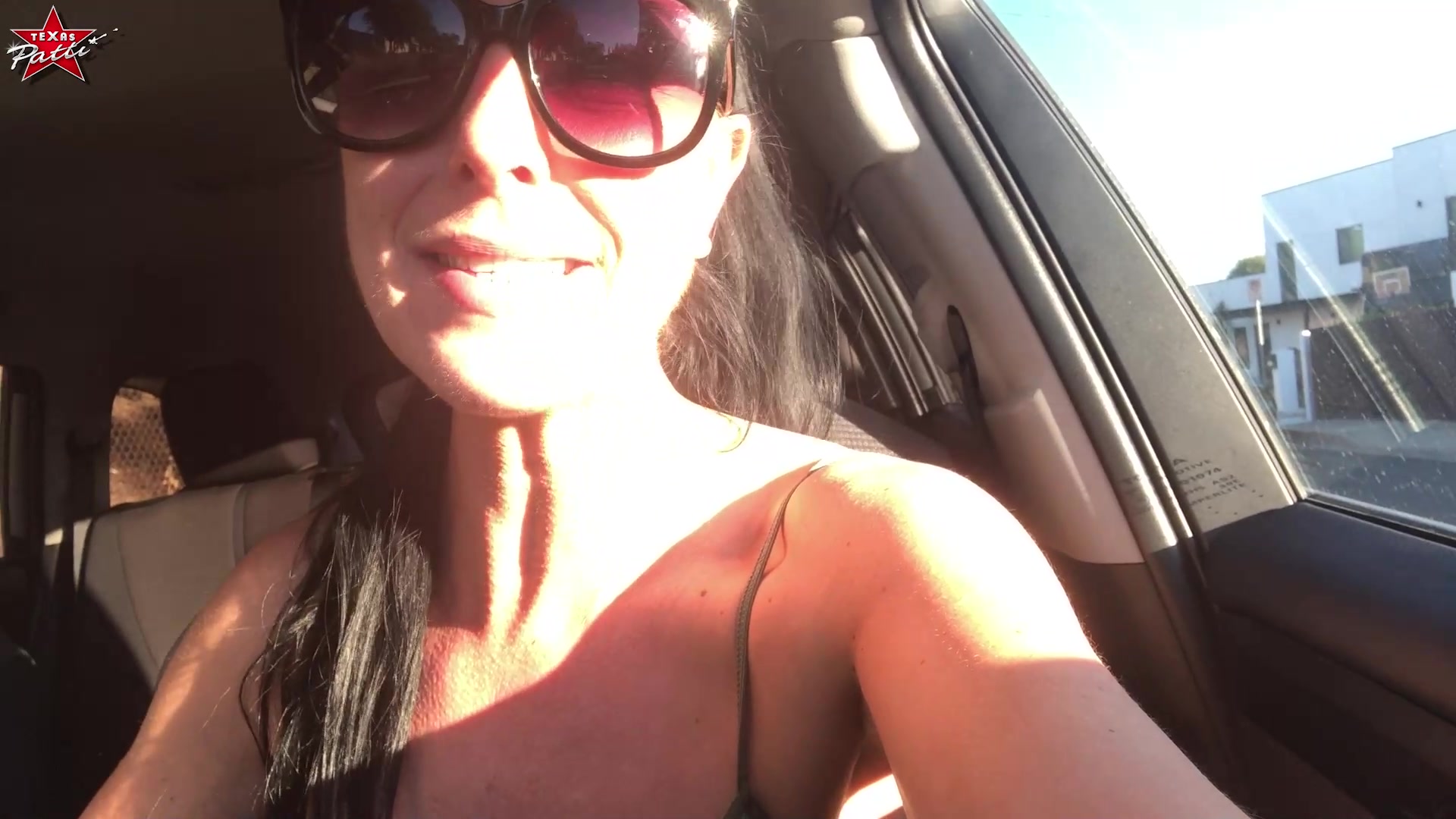 Nach einem geilen Dreh, bei dem ich ziemlich viel trinken musste, war ich auf dem Weg zum nächsten Termin und musste soooooo dringend pinkeln. In den USA ist es allerdings streng verboten, in der Öffentlichkeit zu pissen. Das gilt hier als sexuelle Belästigung. Egal… Ich musste jetzt einfach. Also rechts ran und laufen lassen. Wow… Was ist das denn??? So einen heftigen Strahl hatte ich ja noch nie. Ich muss sagen, auf diese riesige Menge bin ich verdammt stolz. Sieh selbst