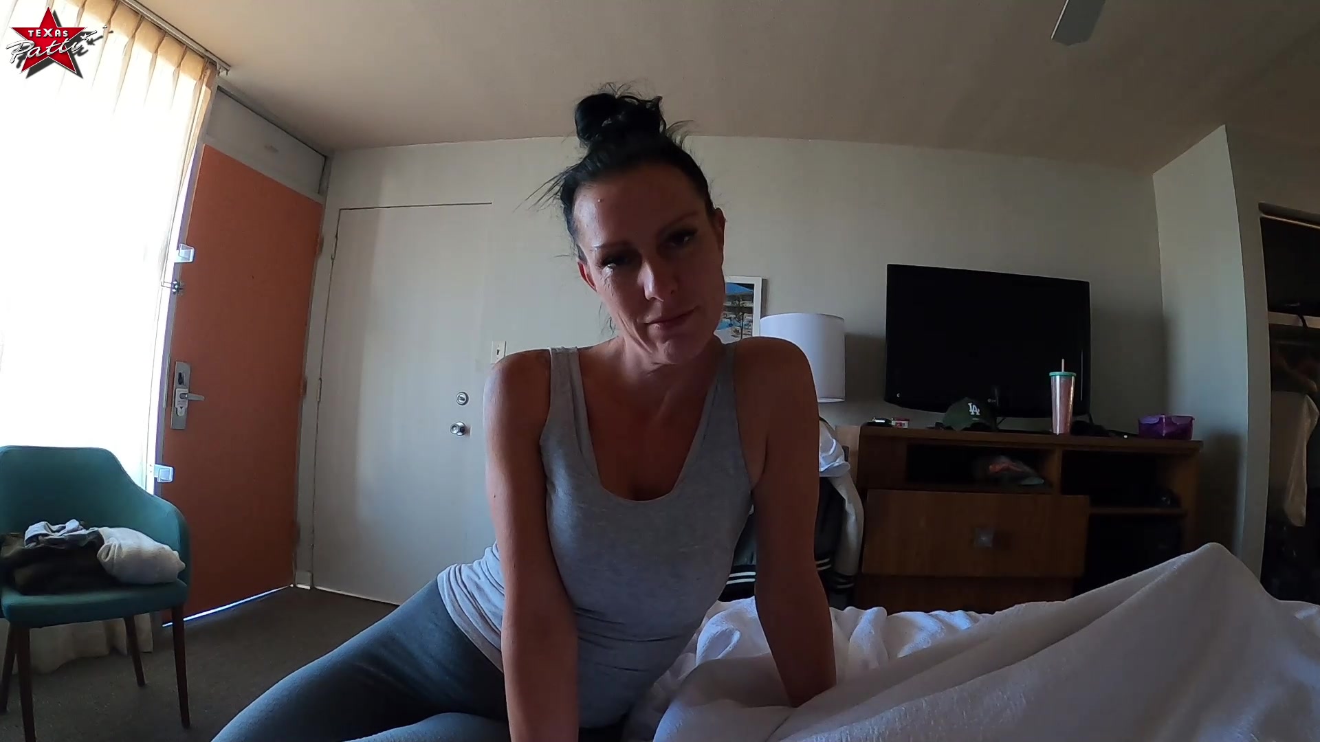 Ich klopfe an die Zimmertür eines jungen Burschen und gebe mich als Putzfrau aus. Seine Eltern liegen gerade unten am Pool und er liegt noch im Bett. Ich trete ein und fange an, ein wenig aufzuräumen, während er mich zutextet. Ich weiß nicht, wie er meinen Plan so schnell durschaut hat, aber er wusste sofort, dass ich gar nicht die Putzfrau bin und einfach nur Bock auf seinen Jungschwanz hatte. Der Junge war ganz schön vorlaut und hielt sich für ganz besonders cool. Irgendwann reichte es mir dann aber auch. „Jetzt einfach mal die Fresse halten!“ Lass die Milf mal machen. Der Schwanz stand schon, bevor ich ihn überhaupt angefasst habe. Das liebe ich so an den jungen Dingern. Blank durfte er mich dann schön durchficken. Mein nachträgliches Geschenk zu seinem Geburtstag