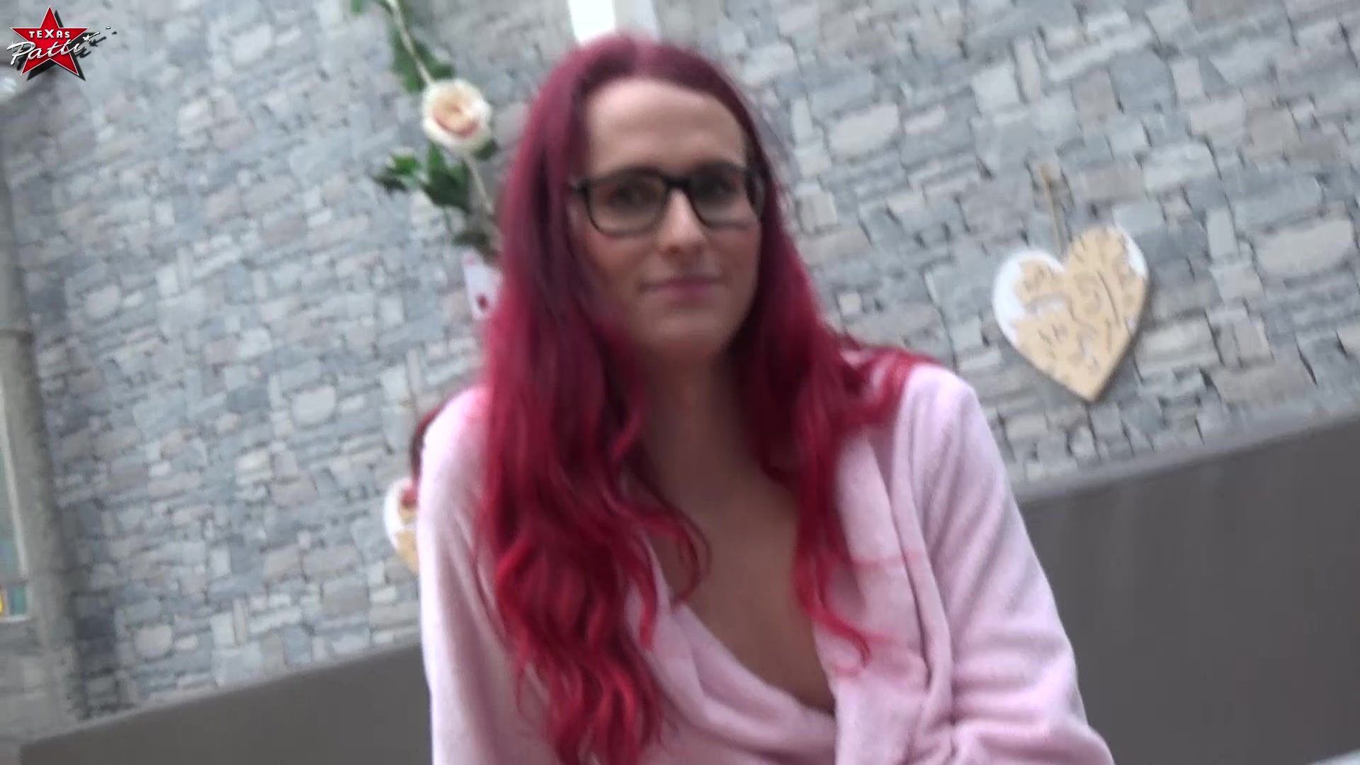 Vor einiger Zeit lernte ich eine junge Frau in einem Club kennen. Sie schien ganz normal zu sein. Als sie mir irgendwann erzählte, dass sie früher ein Mann war, konnte ich es nicht glauben. Das hätte ich nie für möglich gehalten, denn auch ihre Muschi sah völlig normal aus. Ein paar Monate später haben wir uns nochmal getroffen und sie sagte mir, dass sie noch nie Sex mit einem Mann hatte… Da war sie bei mir genau richtig. Den ersten, der kam, schnappte ich mir direkt und machte ihm klar, dass er jetzt dran glauben muss. Ehe er bis 3 zählen konnte, waren wir nackt und lutschten ihm gemeinsam den Schwanz. Er fand es allerdings so geil, dass er abspritzte, bevor er sie anständig ficken konnte. Was soll´s, der Anfang war gemacht und ich hatte auch schon den nächsten Typen am Start. Das zeige ich aber erst im nächsten Clip. Kannst du dir Sex mit einer Trans-Frau vorstellen?