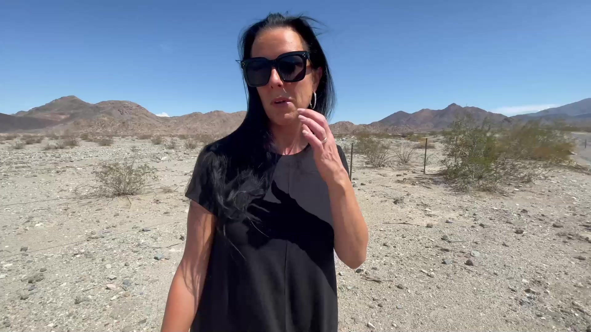 Ich war letzten Monat in Las Vegas. Auf dem Weg nichts als Dürre und Hitze. Wie es kommen musste, stieg der Druck in der Blase und weit und breit keine Toilette. Also rechts ran, Tür auf und erstmal einen Schlag mit dem Hammer… 43°C im Schatten. Dumm nur, dass es keinen Schatten gab. Zum Glück trage ich selten einen Slip und konnte daher direkt laufen lassen. Das wäre beinahe in die Hose gegangen. Ach nee, hatte ja keine an  