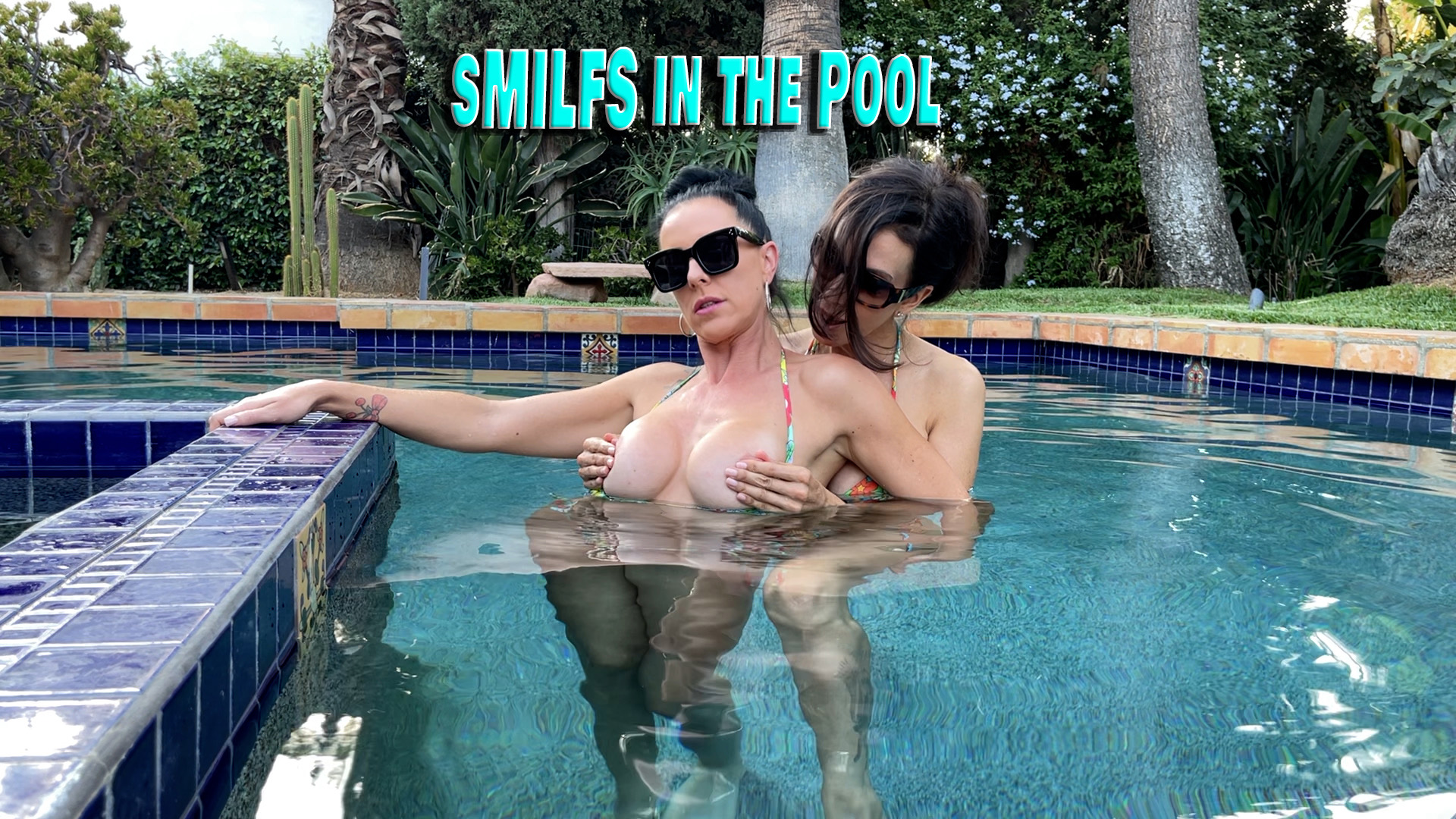 Ich war mal wieder bei meiner Lieblings-Milf Shay zu Besuch und sie hatte die Idee, in den Pool zu gehen. Kaum im kühlen Nass angekommen, fing sie auch schon an, mich zu befummeln und ehe ich mich versah, saß ich auf dem Beckenrand und sie leckte und fingerte mir mein nasses Fötzchen. Freundinnen wissen halt, was Freundinnen brauchen  