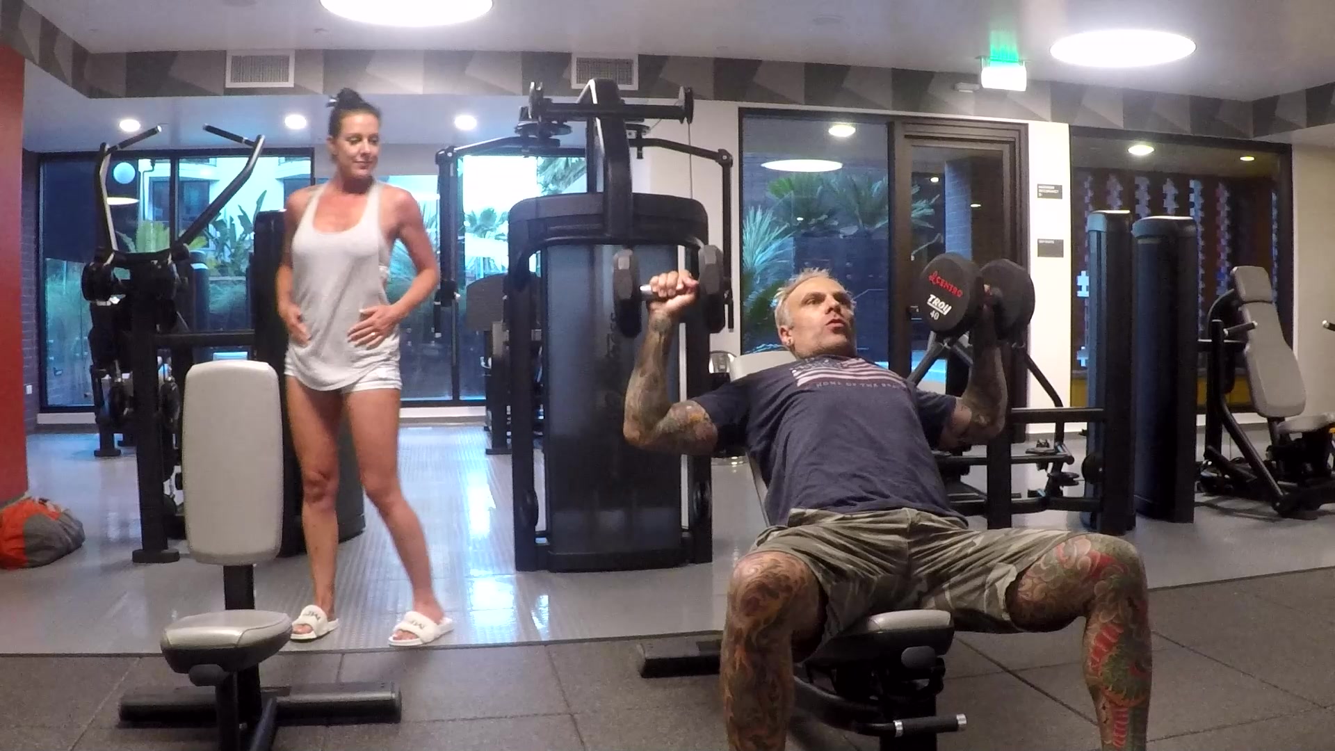 Ich hatte mal wieder Bock auf einen fremden Schwanz… Also ließ ich meinen Mann in der Wohnung und ging hinunter ins Gym. Da sind doch immer ein paar Typen, von denen ich mir einen schnappen kann. Unten angekommen, fiel mir auch direkt einer auf. Er schien ziemlich viele Tattoos zu haben und ich war neugierig, wie er denn wohl nackt aussieht. Ich lief immer wieder vor ihm her und merkte, wie er immer nervöser wurde. Als er mich dann ansprach, machte ich ihm unmissverständlich klar, dass er jetzt mit zu mir nach oben kommen und mich ordentlich durchficken soll. Gesagt, getan. Als er unter der Dusche stand und mein Mann ins Bad platzte, irritierte ihn das zwar ein wenig, er merkte aber schnell, dass wir da ganz cool sind. Vor den Augen meines Mannes, besorgte er es mir dann so, wie ich es brauchte. Volltreffer 
Mal schauen, wer der nächste sein wird