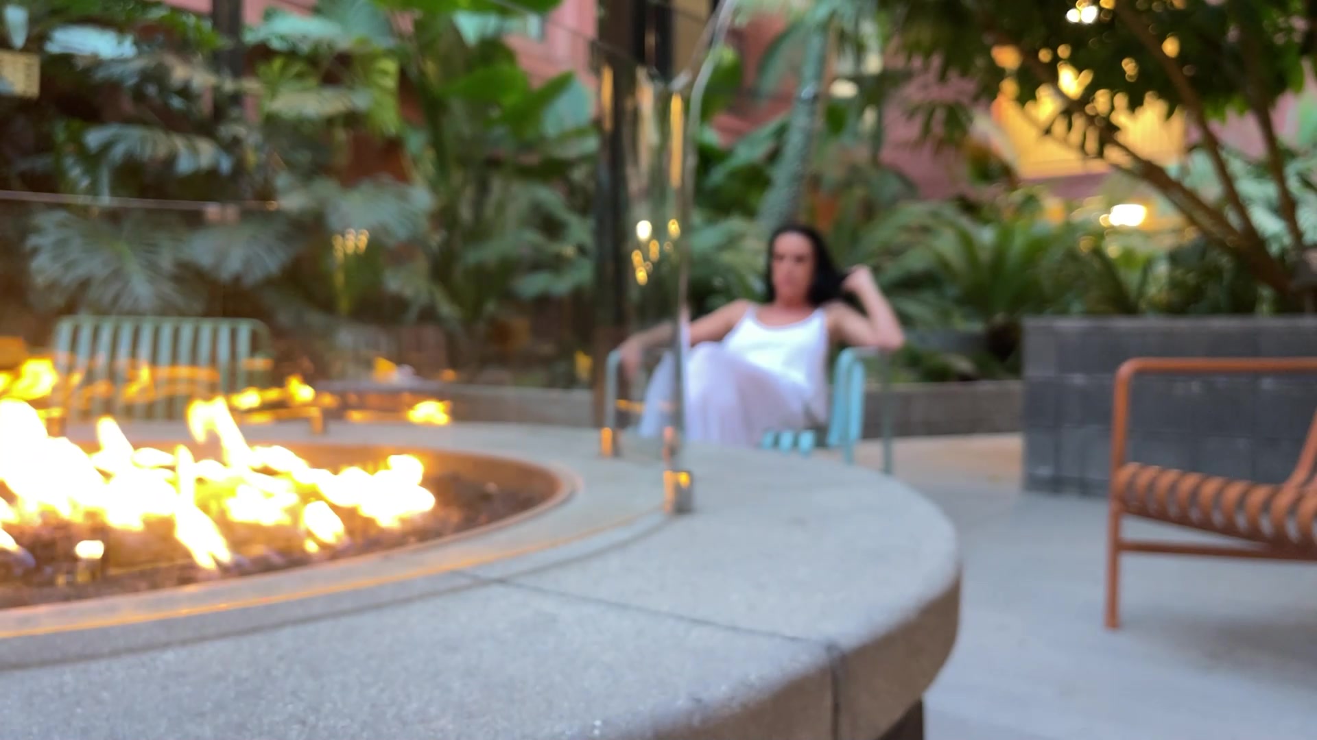 Ich sitze draußen und genieße den Tag, als ich merke, dass mein Nachbar gegenüber sitzt und mich anstarrt. Ich glaube, er ist schon lange scharf auf mich und beobachtet mich auch regelmäßig durchs Fenster. Ich stehe auf, nehme meinen Schlüssel und laufe auf ihn zu. Im Vorbeigehen streichle ich wortlos seinen Arm und gehe in meine Wohnung. Als ich später sehe, dass er am Fenster sitzt, lege ich mir mein Spielzeug zurecht, lasse langsam mein Kleid fallen und fange an, es mir selbst zu besorgen. Ich nehme einen Vibrator dazu und schiebe ihn mir langsam in meinen Arsch. Durchs Fenster kann ich ihn sehen, wie er seine Blicke nicht von mir abwenden kann. Plötzlich sitzt er vor mir und ich blase ihm sanft den Schwanz. Dann werde ich immer schneller und schneller, bis er es nicht mehr aushält und sein Saft herausschießt. Genüsslich lecke ich auch den letzten Tropfen weg. Ich gehe zum Fenster und sehe ihn, wie er auf seine Couch sitzt und in meine Richtung sieht. War vielleicht alles