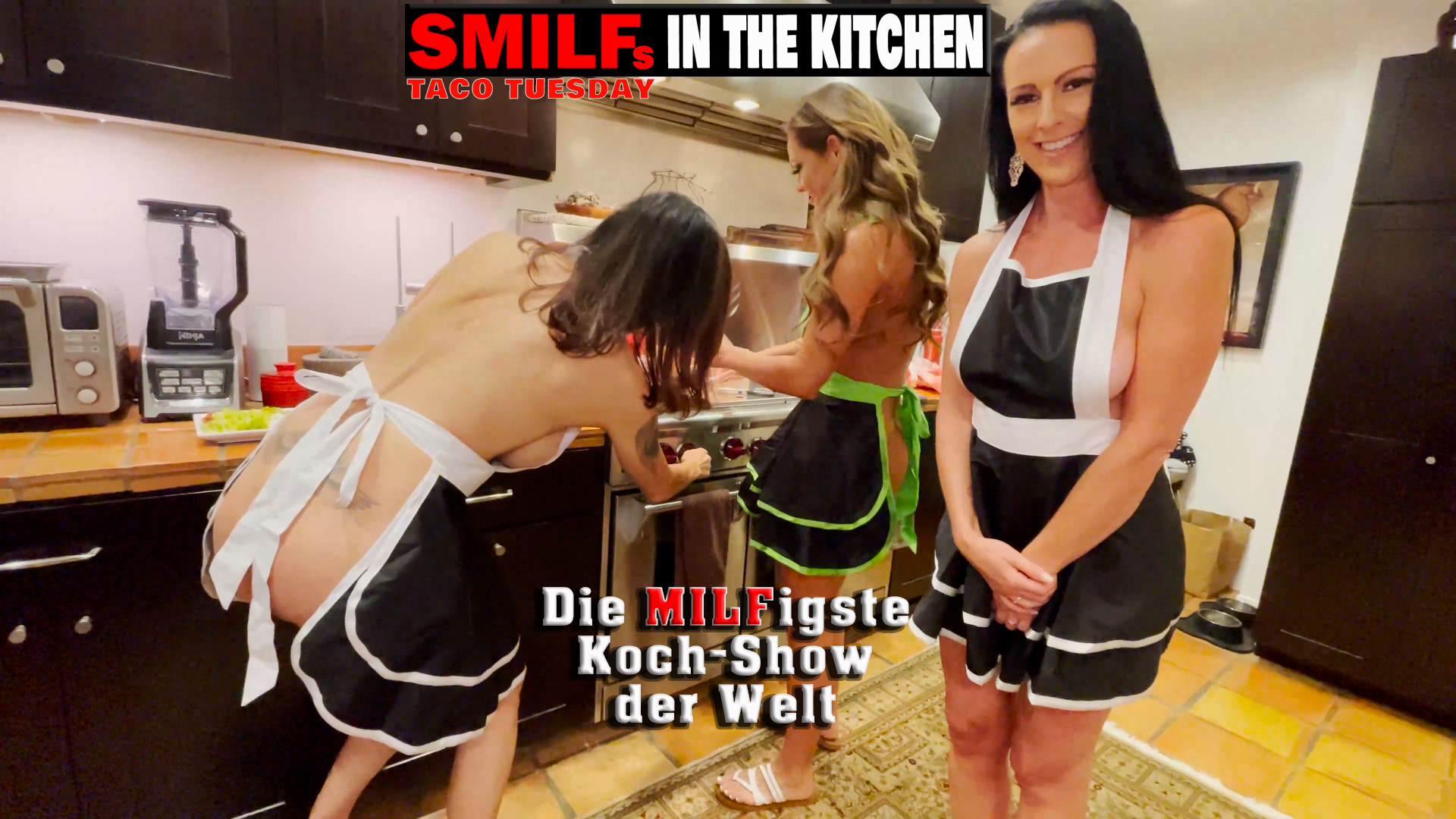 Die heißeste Koch-Show der Welt geht in die nächste Runde. Es ist Taco Tuesday und was gibt es da? Richtig… Saftige Milf-Fotzen. Heutiger Gast ist Alina. Auch sie denkt natürlich, sie sei für eine „normale“ Koch-Show gebucht worden. Das hier nichts normal ist, merkt sie jedoch recht schnell, denn hier geht es nicht um Koch-Rezepte. Hier geht es nur darum, dass die sMILFs über ihre Gäste herfallen und sie vernaschen wollen
