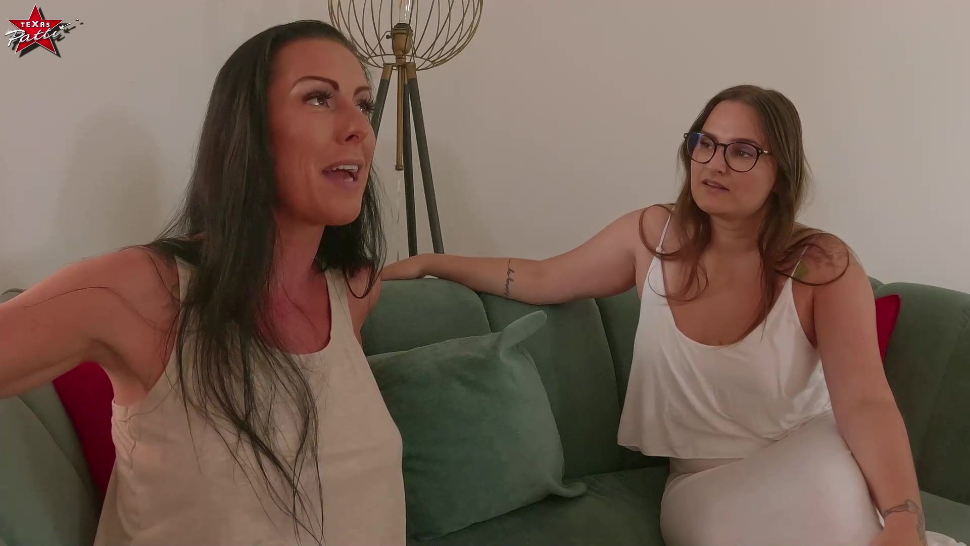 Als meine Freundin Holly mich hier in L.A. besuchte, habe ich uns mal einen Typen besorgt, der zwar schon was älter ist, von dem ich aber wusste, dass er einen schönen großen Schwanz hat und da sie ziemlich eng gebaut ist und mit den großen Dingern so ihre Schwierigkeiten hat, fand ich, dass sie sich auch mal einer echten Herausforderung stellen muss. Was soll ich sagen? Der alte Mann hat noch immer genug Dampf, es zwei gierigen Schlampen so richtig zu besorgen