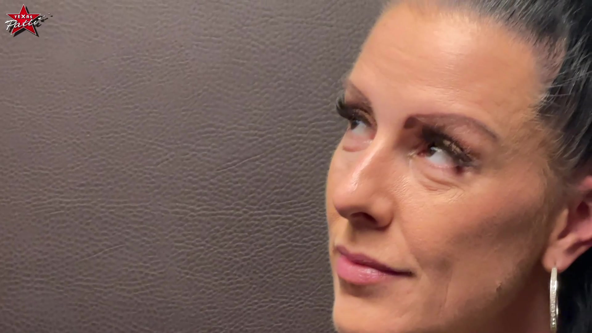 Meine neueste Serie geht nun endlich an den Start. Hier geht es darum, dass ich mir eine Dating-App suche, mit dem erstbesten ein Date ausmache, zu ihm fahre und wir dann einfach hemmungslos ficken.
Im ersten Teil hat es mich nach New York verschlagen. Nachdem ich einen gefunden habe, der sofort Zeit und Lust hatte, lief ich mit meiner Navi-App durch die New Yorker Straßen bis hin zu seinem Appartement. Er öffnete die Tür und war schon nackt. Ohne ein einziges Wort, ging es direkt los. Ich lutschte ihm geil den Schwanz, er leckte mir die nasse Fotze, dann weiter in 69. Nachdem er mich ordentlich durchgefickt und besamt hatte, zog ich mich an und verschwand wieder.
Mal schauen, mit wem ich als nächstes ein heißes Blind-Date erleben werde. Vielleicht ja mit dir!?