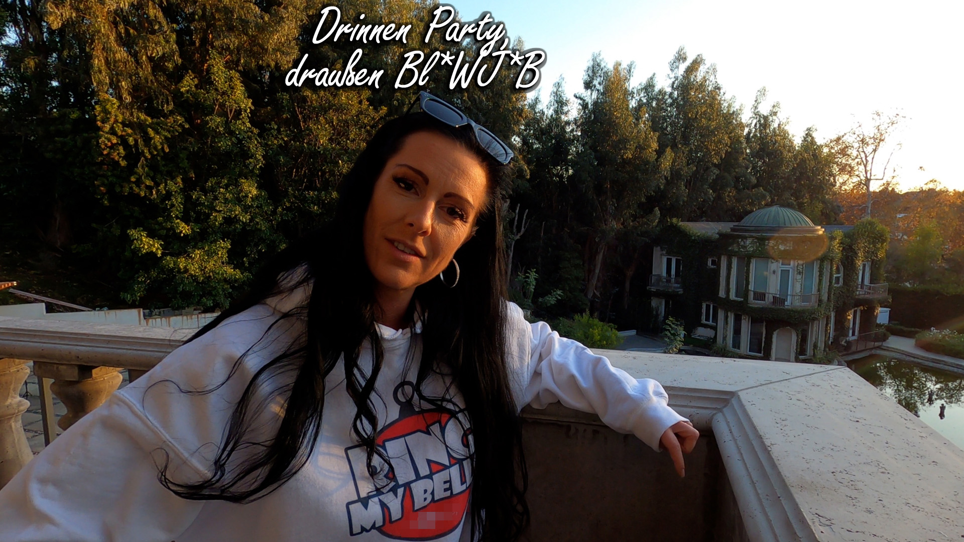 Eine mega Villa in Beverly Hills… Drinnen steigt ein heißes Party-Wochenende. Mir ist aber nicht nach abtanzen, ich will Schwänze. Ich gehe also durch das riesige Haus und suche nach Typen, die irgendwo Abseits stehen und finde dann einen auf einem Balkon. Er scheint erst ein wenig genervt von mir zu sein, durchschaut aber schnell, was ich von ihm will. Spätestens als ich ihm zeige, dass ich ohne Unterwäsche unterwegs bin, habe ich ihn. Ich lutsche ihm genüsslich den Schwanz und lasse mich auf dem Balkon ordentlich durchficken… Mal schauen, ob ich noch ein weiteres Opfer finde