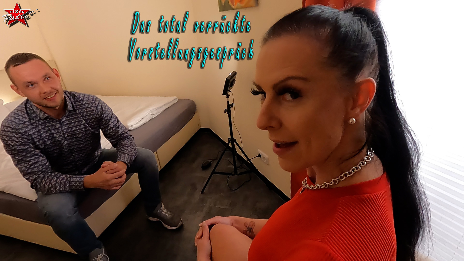 Für mein kleines Hotel war ich auf der Suche nach einem neuen Mitarbeiter. Für das Vorstellungsgespräch habe ich meine rechte Hand ein paar Lampen aufstellen lassen und ihm gesagt, dass er das ganze mal filmen soll. Als der erste Kandidat dann vorstellig wurde, hätte ich nie damit gerechnet, was da noch passieren sollte. Dass ich nicht immer normal bin, ist mittlerweile wohl bekannt, aber der Typ hat alles getoppt, was ich bisher erlebt habe. War er einfach nur ein guter Schauspieler oder hatte er nicht alle Latten am Zaun? Ich werde es wohl nie erfahren. Ist aber auch vollkommen egal. Der Clip mit ihm hat einfach alles, wofür ich meinen Job und das Drehen mit echten Usern so sehr liebe. Du magst es, wenn ein Porno geilen Sex mit unvorhersehbaren Ereignissen bietet und obendrein noch lustig ist? Dann ist dieser Clip ein absolutes MUSS für dich. Dass wir einen Dreier drehen, war übrigens wirklich nicht geplant. Ich muss echt noch immer lachen, wenn ich daran denke