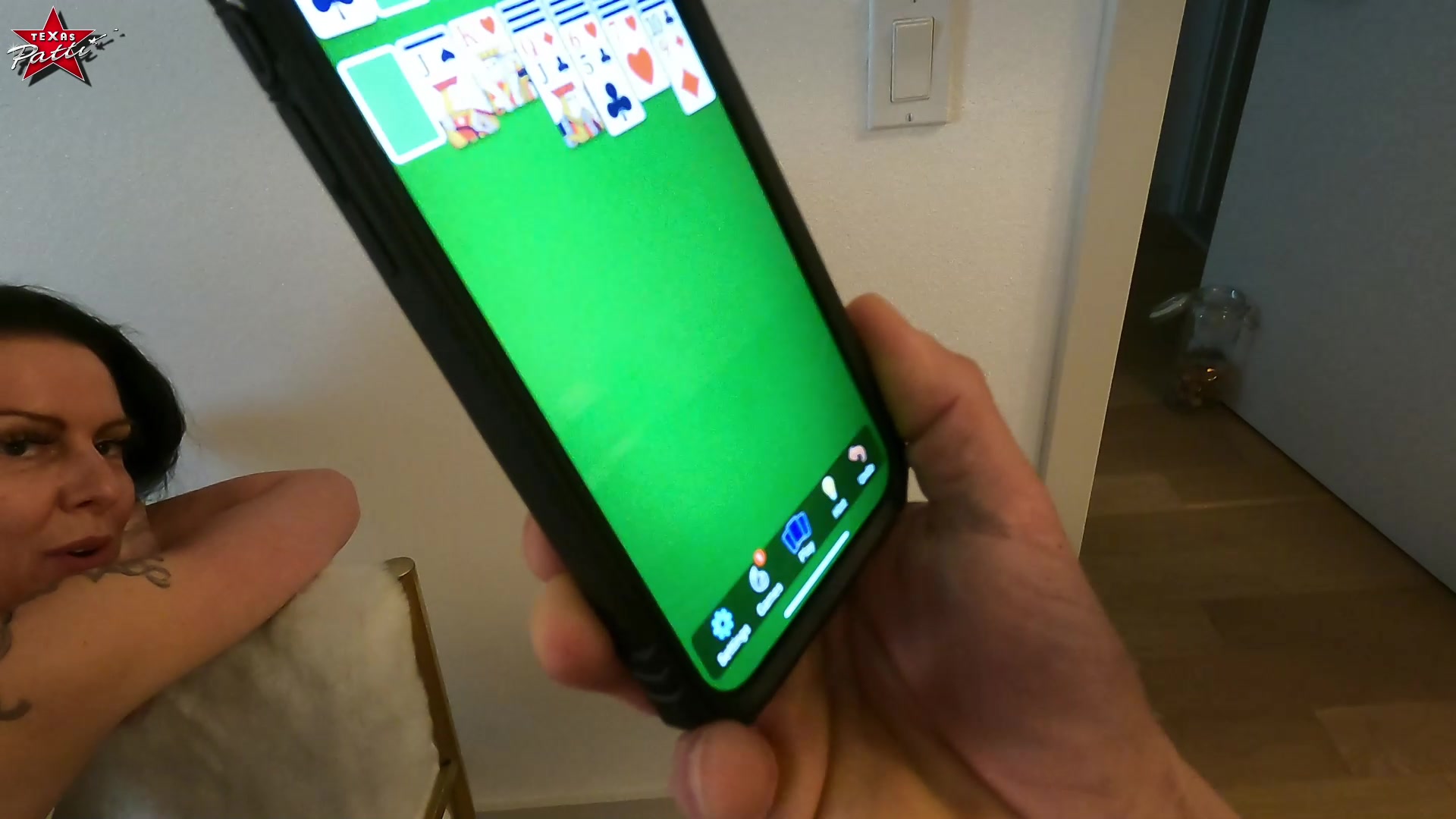 Ich stehe in der Küche und schneide das Gemüse, als er reinkommt und mir erzählt, dass er ein Experiment machen möchte, wozu ich ihm erstmal den Schwanz hartblasen muss. Okay, das mache ich doch immer gerne. Als ich meinen Part erledigt hatte, nahm die Sache allerdings einen sehr merkwürdigen Verlauf. Also, er kommt ja oft auf komische Ideen, aber diese hat mal wieder alles in den Schatten gestellt. Sein Experiment hatte jedenfalls nur überschaubaren Erfolg. Als Belohnung für meine Mithilfe wurde ich dann noch ordentlich durchgefickt und besamt. Hoffentlich hat er morgen wieder eine Idee  