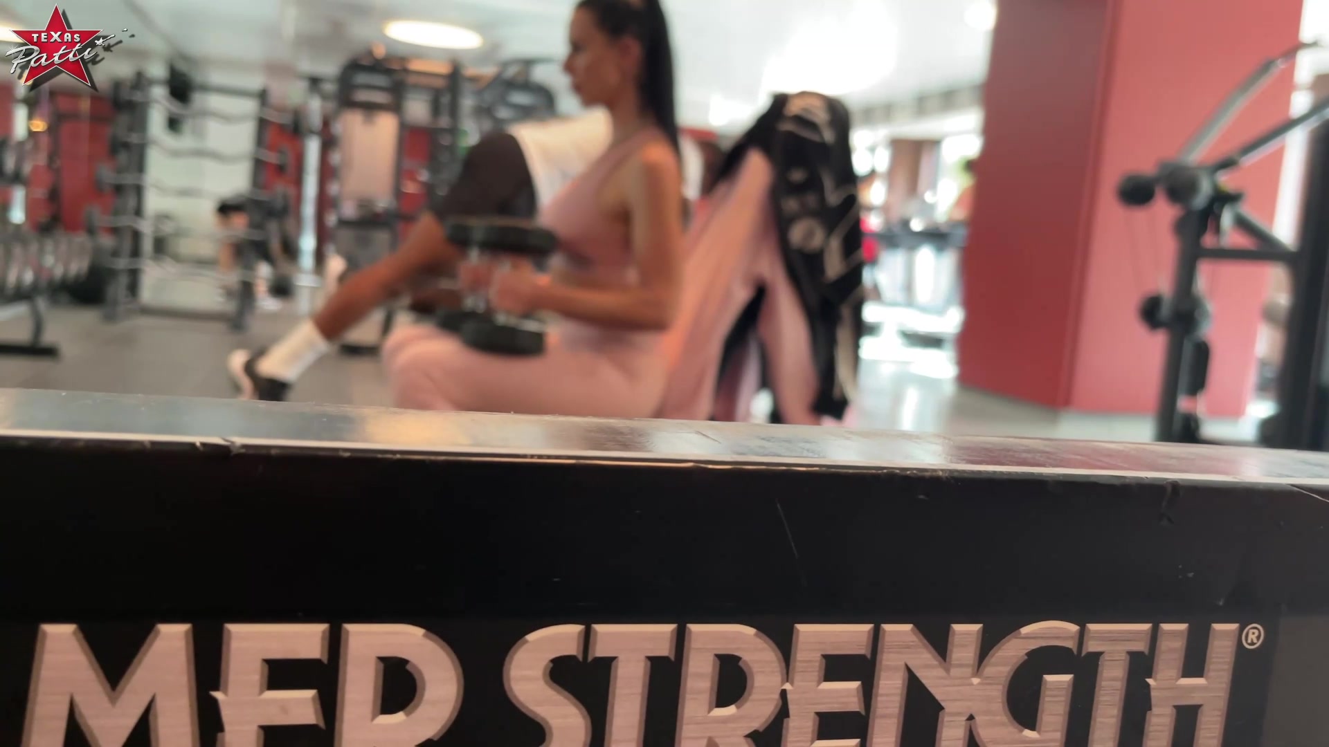 Wir gingen hinunter ins Fitnessstudio und Patrick machte wieder seine Späße dabei. Dann hatte er die Idee, einen Clip zu drehen, was wir dann auch direkt versuchten. So richtig ernstnehmen konnten wir die Sache im Gym dann aber doch nicht, also gingen wir zurück in die Wohnung, wo ich es mir erstmal ein wenig selbst besorgte, bevor wir uns dann in der 69er wiederfanden. Als ich dann plötzlich seine Sahne auf oder in meiner Muschi hatte, war er plötzlich weg. Was war das denn jetzt?