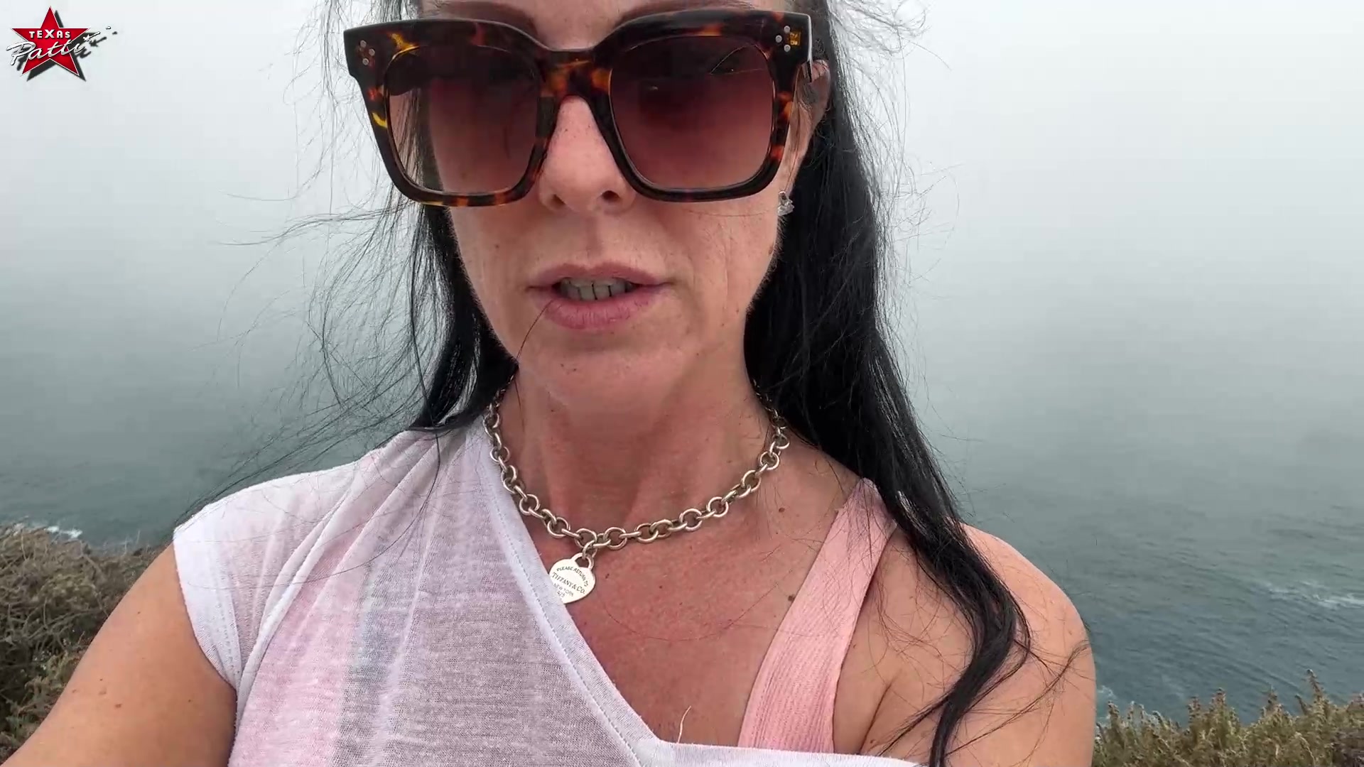 Auf dem Rückweg von San Francisco nach L.A. fuhren wir am Meer entlang. Es war zwar eine echt schöne Strecke, jedoch kam da weit und breit keine Toilette und der Druck in mir wurde immer größer. Irgendwann ging es nicht mehr und wir hielten an. Als ich ausstieg und sah, wie steil es da bergab ging, hätte sich die Sache fast von selbst erledigt, da ich mir beinahe vor Angst in die Hose gemacht hätte. Zum Glück ist nichts passiert und ich konnte einen ordentlichen Strahl mit der Kamera einfangen