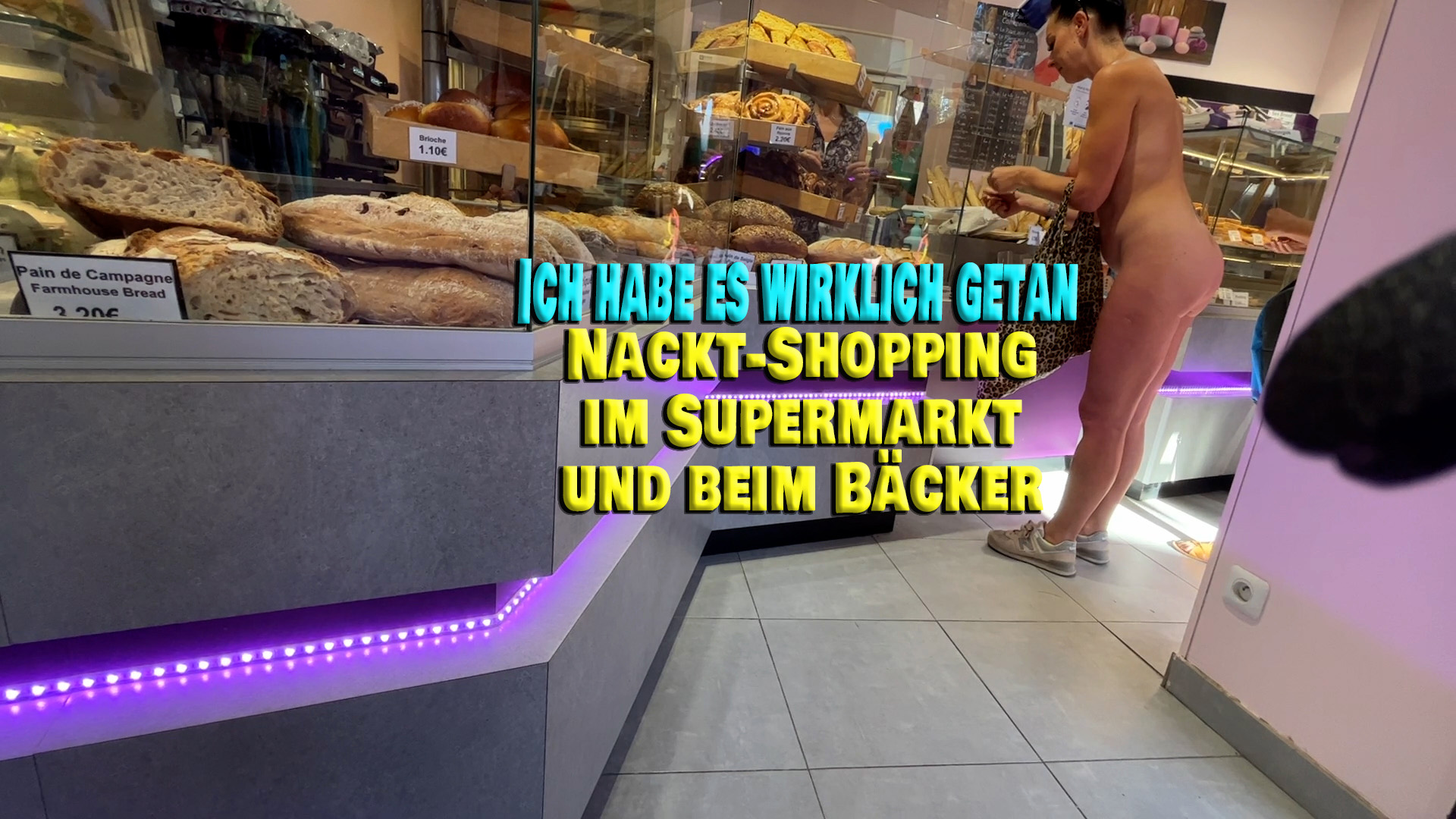 Nachdem ich letztens ja einfach mal nackt am Hafen spazieren war, hatte ich ja versprochen, nackt zum Bäcker zu gehen. Da ich mein Wort gerne halte, habe ich meinen ganzen Mut zusammengefasst, mich vor dem Einkaufscenter ausgezogen und bin erstmal in den Supermarkt und anschließend noch zum Bäcker. Am Anfang war es ein total mulmiges Gefühl und alle starrten mich doof an, aber irgendwie hat mich das total angemacht