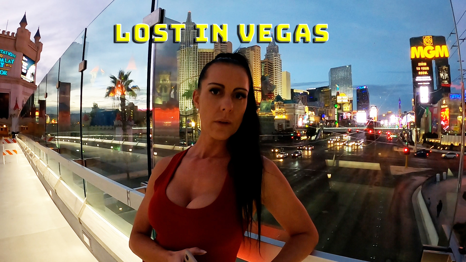 Ich war mit ein paar Freundinnen in Vegas. Leider haben die anderen das mit dem Hangover zu ernst genommen und sie waren irgendwann weg. Ich hatte wenig Lust, mich sinnlos abzuschießen und wollte am liebsten nach Hause, jedoch ist Los Angeles ca. 5 Stunden entfernt und ich hatte kein Auto.
Und als mich dann noch dieser Typ volllabert, scheint es zunächst, als wäre meine Laune restlos zerstört. Als sich aber herausstellt, dass er auch nach L.A. will und er mir anbietet, mich mitzunehmen, sehe ich plötzlich Licht am Ende des Tunnels. In L.A. angekommen, stelle ich allerdings fest, dass mein Wohnungsschlüssel noch in Vegas ist. Der Typ bietet mir an, bei ihm schlafen zu können. In seiner Bude angekommen, nimmt ein verrücktes Wochenende dann ein noch verrückteres Ende