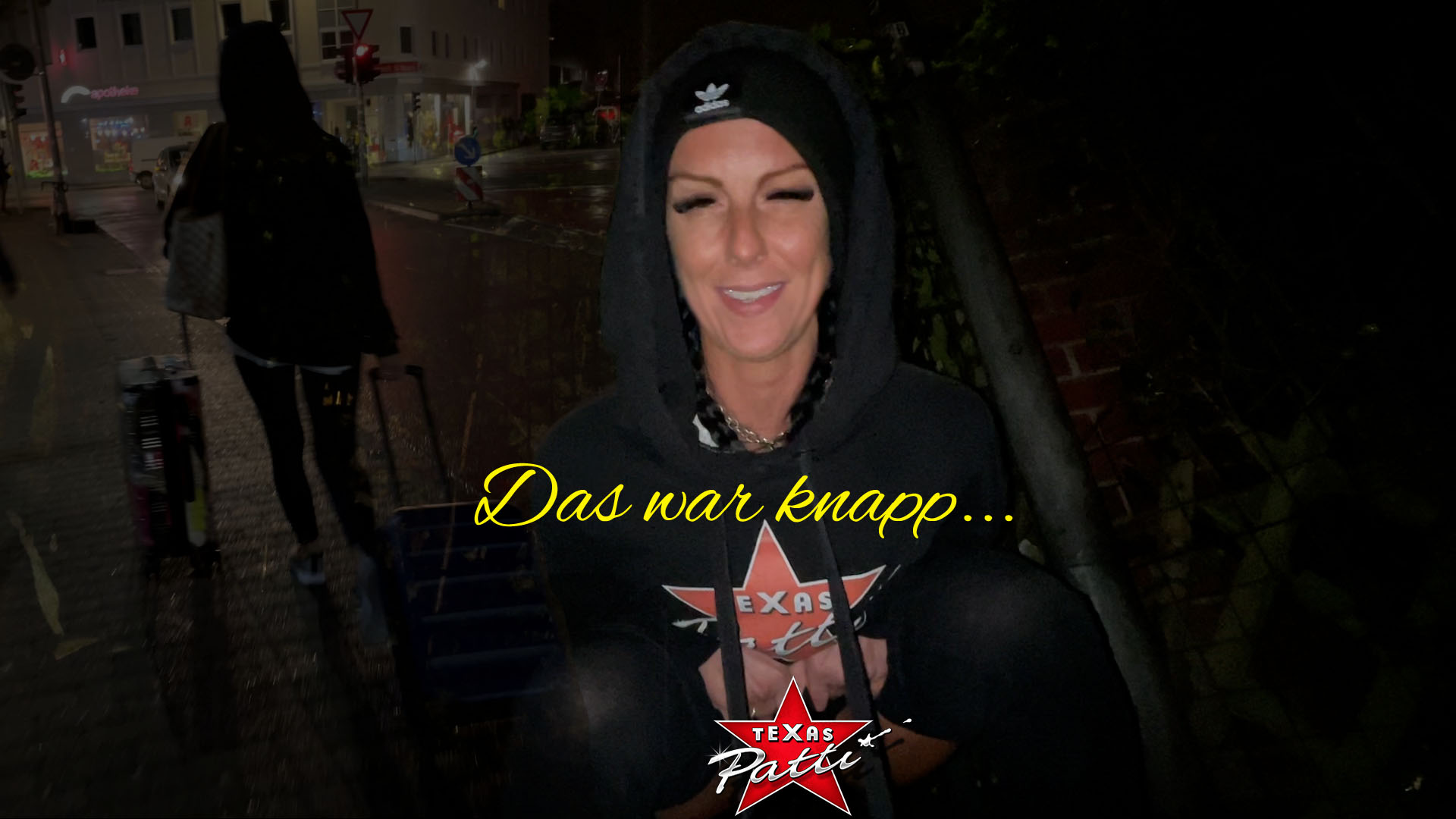 Nach einem über 20-Stunden-Trip von Los Angeles, musste ich am Bahnhof sooooo dringend pinkeln. Leider hatte ich kein € Bargeld für die Toilette und auch das Taxi hätte ich sicher nicht in Dollar zahlen können. Also Hackengas und laufen. Irgendwann konnte ich es dann aber auch nicht mehr halten und musste auf dem Gehweg den Druck von der Blase ablassen