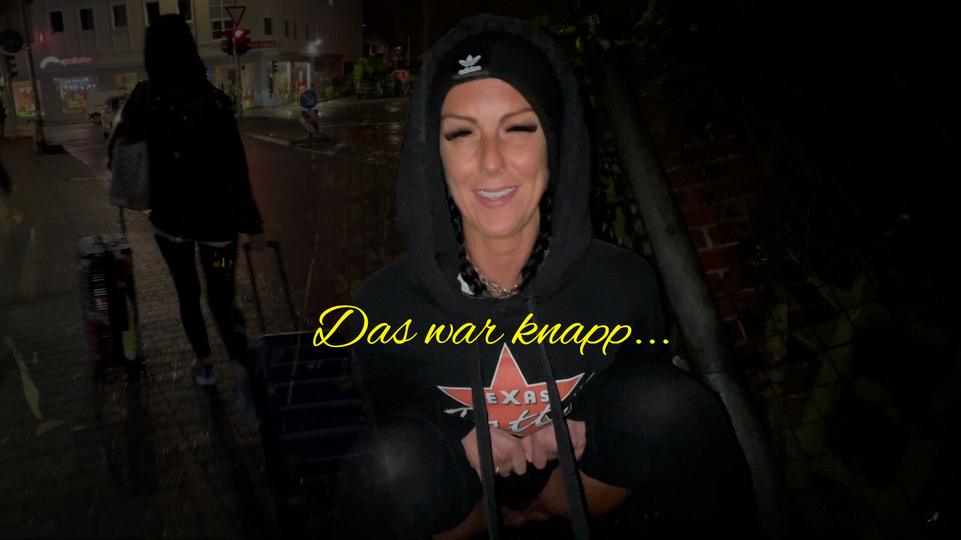 Das war knap. Public piss Nach einem über 20-Stunden-Trip von Los Angeles, musste ich am Bahnhof sooooo dringend pinkeln. Leider hatte ich kein € Bargeld für die Toilette und auch das Taxi hätte ich sicher nicht in Dollar zahlen können. Also Hackengas und laufen. Irgendwann konnte ich es dann aber auch nicht mehr halten und musste auf dem Gehweg den Druck von der Blase ablassen