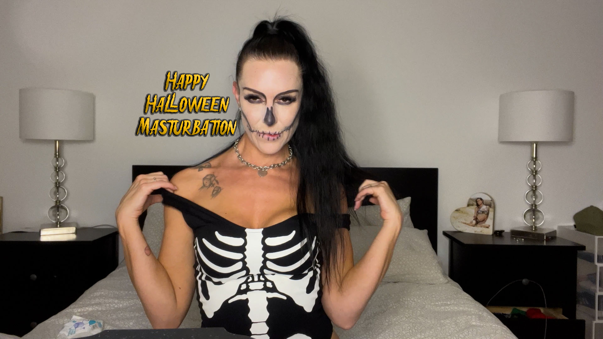 Ich war gestern auf einer Halloween-Party bei unseren Nachbarn… Es waren viele coole Leute da, die sich echt große Mühe mit ihren Kostümen gemacht haben – halt typisch Amerika. Ich weiß nicht, wieso, aber irgendwas hat mich dort so richtig geil gemacht. Also habe ich Patrick gesucht, damit er mich mal eben so richtig schön durchfickt. Leider konnte ich ihn nicht finden. Also ging ich alleine nach oben, um es mir selbst zu besorgen und meine Löcher zu befriedigen. Selbst ist die Frau