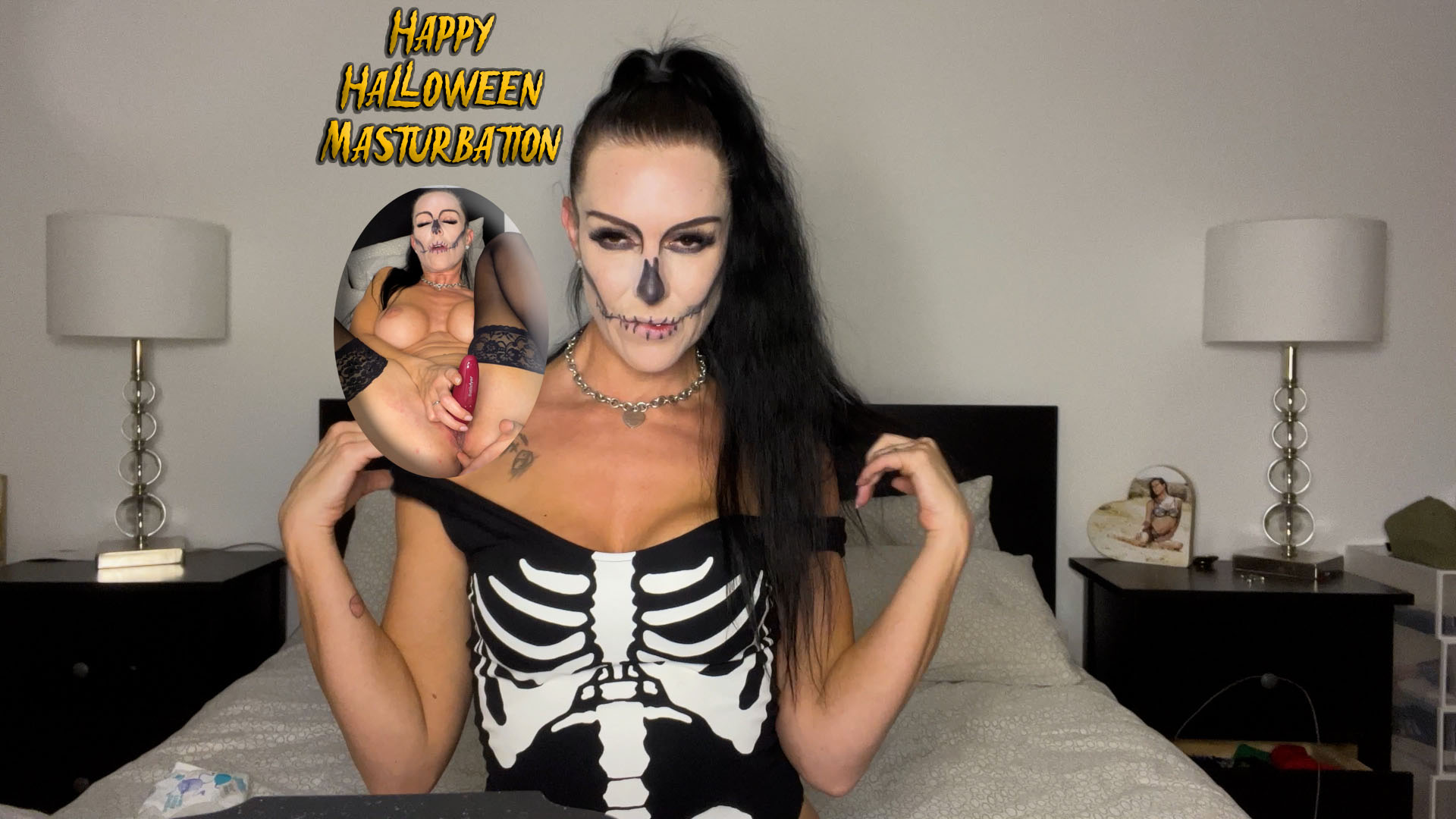 Happy Halloween Masturbation Ich war gestern auf einer Halloween-Party bei unseren Nachbarn… Es waren viele coole Leute da, die sich echt große Mühe mit ihren Kostümen gemacht haben – halt typisch Amerika. Ich weiß nicht, wieso, aber irgendwas hat mich dort so richtig geil gemacht. Also habe ich Patrick gesucht, damit er mich mal eben so richtig schön durchfickt. Leider konnte ich ihn nicht finden. Also ging ich alleine nach oben, um es mir selbst zu besorgen und meine Löcher zu befriedigen. Selbst ist die Frau