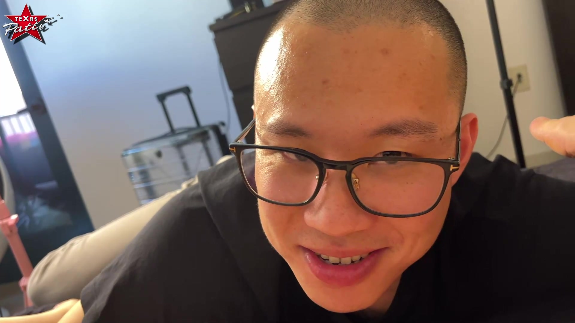 Letzte Woche habt ihr meinen neuen Nachbarn, den Computer-Nerd kennengelernt und konntet sehen, wie er mir schön das Fotzenloch geleckt hat. Am Ende hatte ich ihm versprochen, ihm das Squirten zu zeigen… Dass es sooooo nass wird, hatte er ganz sicher nicht erwartet