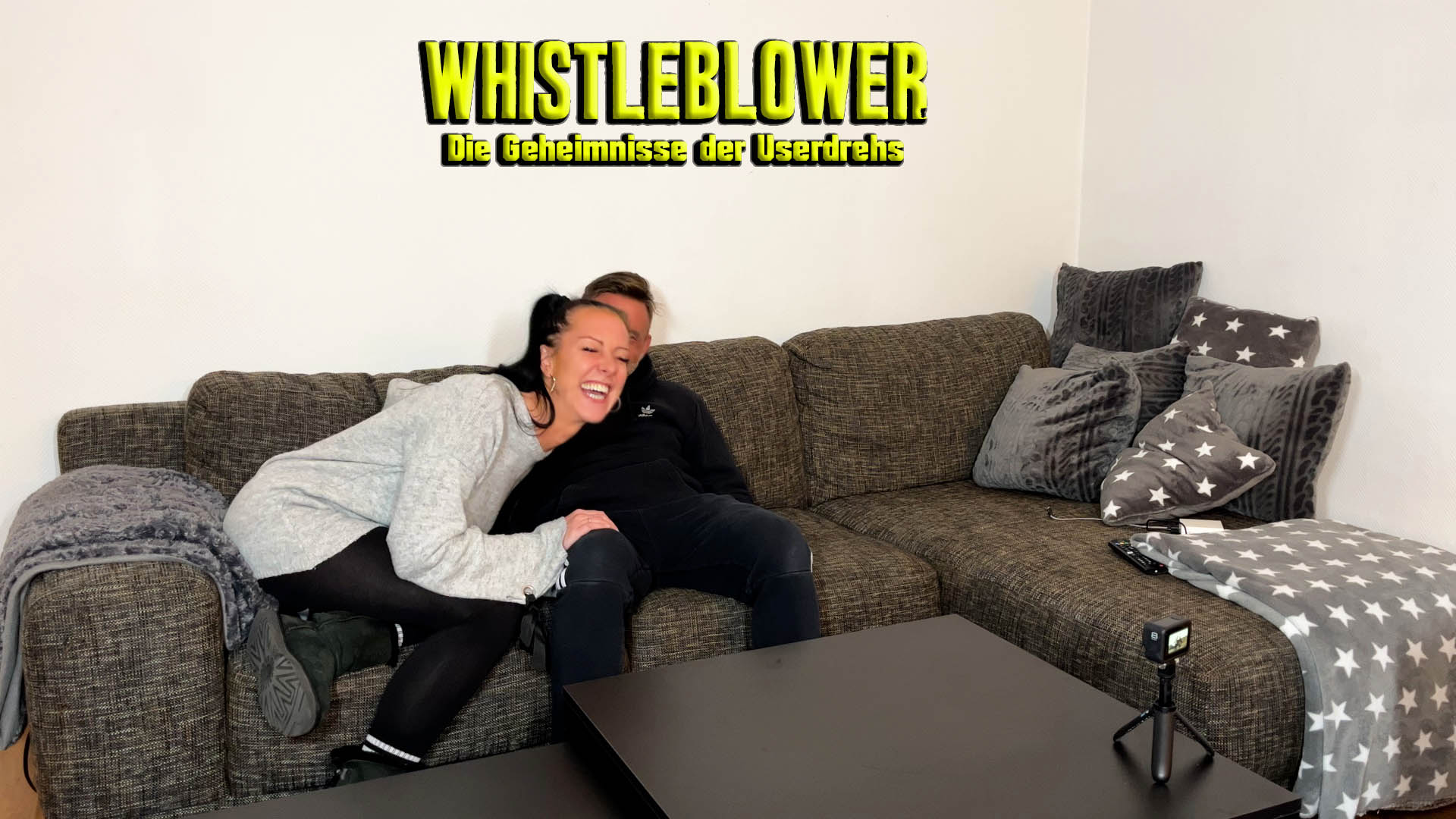 Userdrehs kommen hier ja immer sehr gut an und sind echt beliebt. Daher dachte ich mir, dass ich auch mal wieder einen Userdreh machen könnte. Also baute ich zwei Kameras auf und schaltete sie ein. Dumm nur, dass ich die Storyline vorher nicht mit meinem Drehpartner besprochen hatte… Die Dinge nahmen also ihren Lauf und es entwickelte sich eine Szene, die so auf keinen Fall geplant war und ich habe lange überlegt, ob ich diesen Clip wirklich so in voller Länge zeigen kann oder ob es mir andere übel nehmen, dass ich darin ein paar Geheimnisse verrate. Was solls… Spaß muss sein – und davon hatten wir beim Dreh eine Menge. Meine Bauchmuskeln schmerzen noch immer, so viel habe ich gelacht. Aber keine Angst – es wurde auch geblasen, geleckt und gefickt ;)