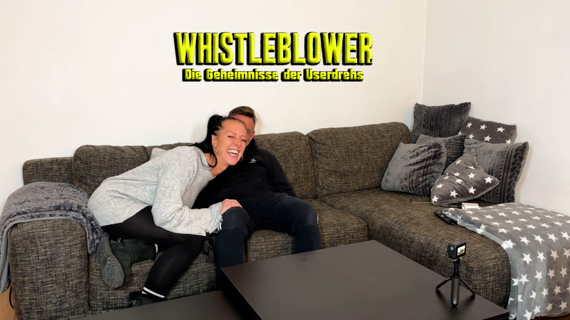 Whistleblower. Die Geheimnisse der Userdrehs Userdrehs kommen hier ja immer sehr gut an und sind echt beliebt. Daher dachte ich mir, dass ich auch mal wieder einen Userdreh machen könnte. Also baute ich zwei Kameras auf und schaltete sie ein. Dumm nur, dass ich die Storyline vorher nicht mit meinem Drehpartner besprochen hatte… Die Dinge nahmen also ihren Lauf und es entwickelte sich eine Szene, die so auf keinen Fall geplant war und ich habe lange überlegt, ob ich diesen Clip wirklich so in voller Länge zeigen kann oder ob es mir andere übel nehmen, dass ich darin ein paar Geheimnisse verrate. Was solls… Spaß muss sein – und davon hatten wir beim Dreh eine Menge. Meine Bauchmuskeln schmerzen noch immer, so viel habe ich gelacht. Aber keine Angst – es wurde auch geblasen, geleckt und gefickt ;)