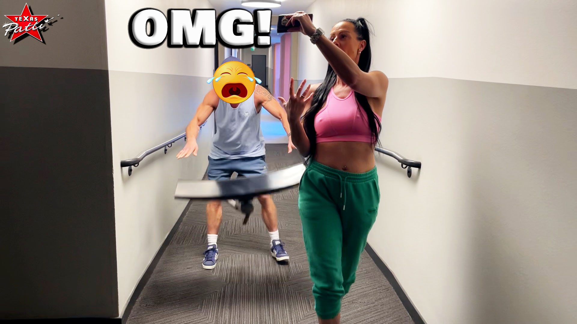 Voller Stolz rief ich meine Freundin per Videocall an, um ihr zu zeigen, dass ich mir endlich diesen neuen Monitor gekauft habe und der Verkäufer ihn nun zu mir nach Hause bringt und dort anschließt. Plötzlich knallte es laut und ich traute meinen Augen nicht. Dieser Vollidiot hat das Teil tatsächlich fallen lassen… Was mache ich denn nun? Ich habe so viel Geld dafür bezahlt… Da muss der Typ sich aber jetzt mal was einfallen lassen – und das tat er dann auch. 
Ich war dann zwar durchgefickt und vollgespritzt, aber was mache ich denn nun mit dem Monitor…