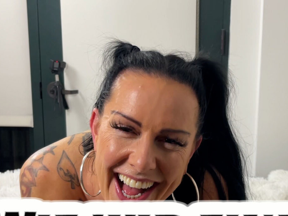 Im ersten Teil konntet ihr sehen, wie ich von den beiden Typen ordentlich rangenommen wurde. Hier seht ihr nun, was in der Pause passiert ist… Als die beiden sich für den Cumshot vorbereiteten, hatte der Kameramann die Idee, dass ich die Zeit doch gut nutzen könnte, in dem ich noch eben einen Solo-Clip mache. Okay – immer gerne… Ich fange also an, mir an der Muschi zu spielen, als der Kameramann einfach seinen Schwanz auspackt und mich auffordert, ihn zu lutschen…