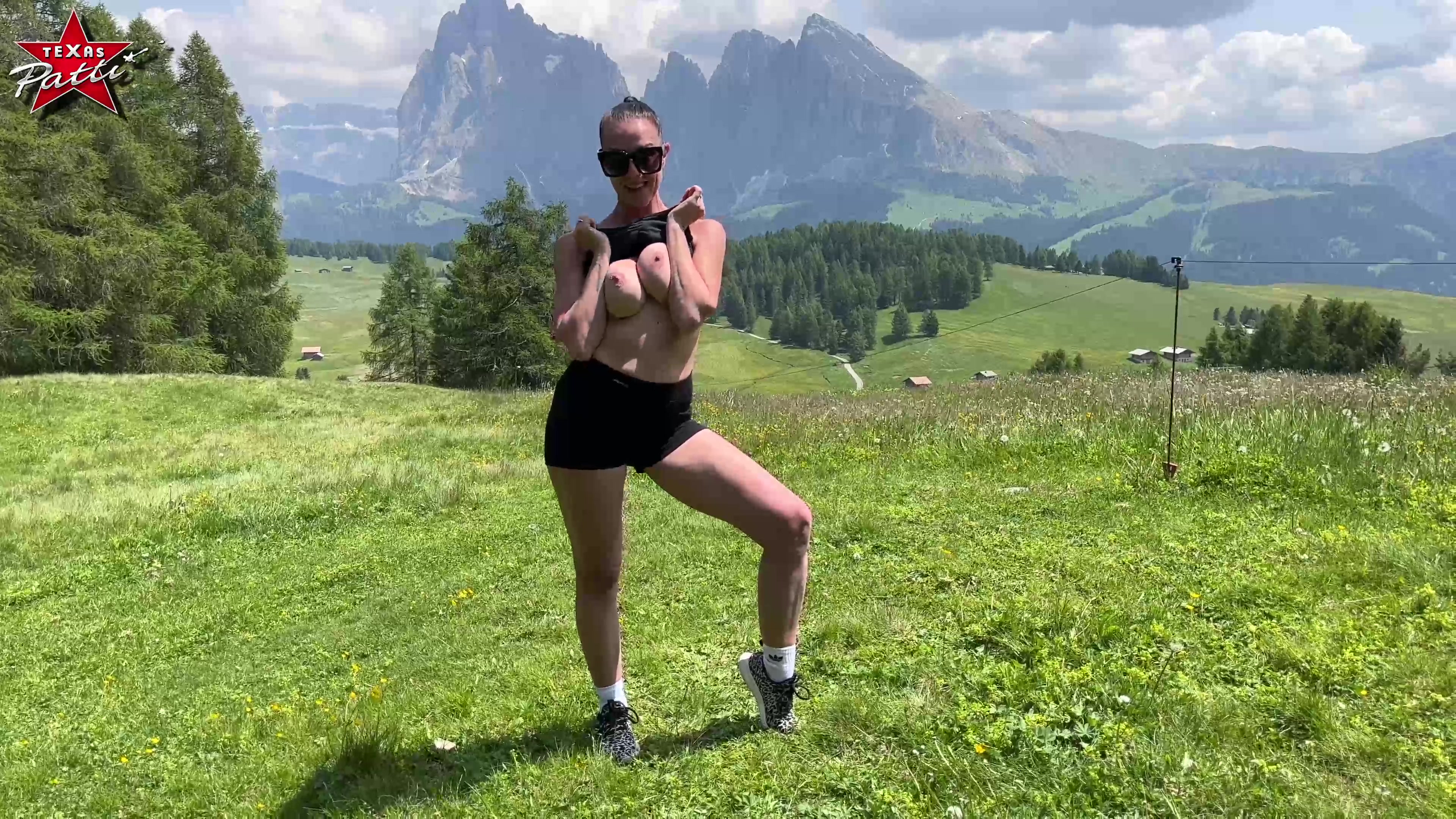 Ich liebe die Berge und das Wandern. Und das Beste daran… Ich werde hier immer so extrem geil und komme immer auf gute Ideen. Da kann es dann auch passieren, dass ich einfach mal anfange, ganz spontan einen Strip hinzulegen…