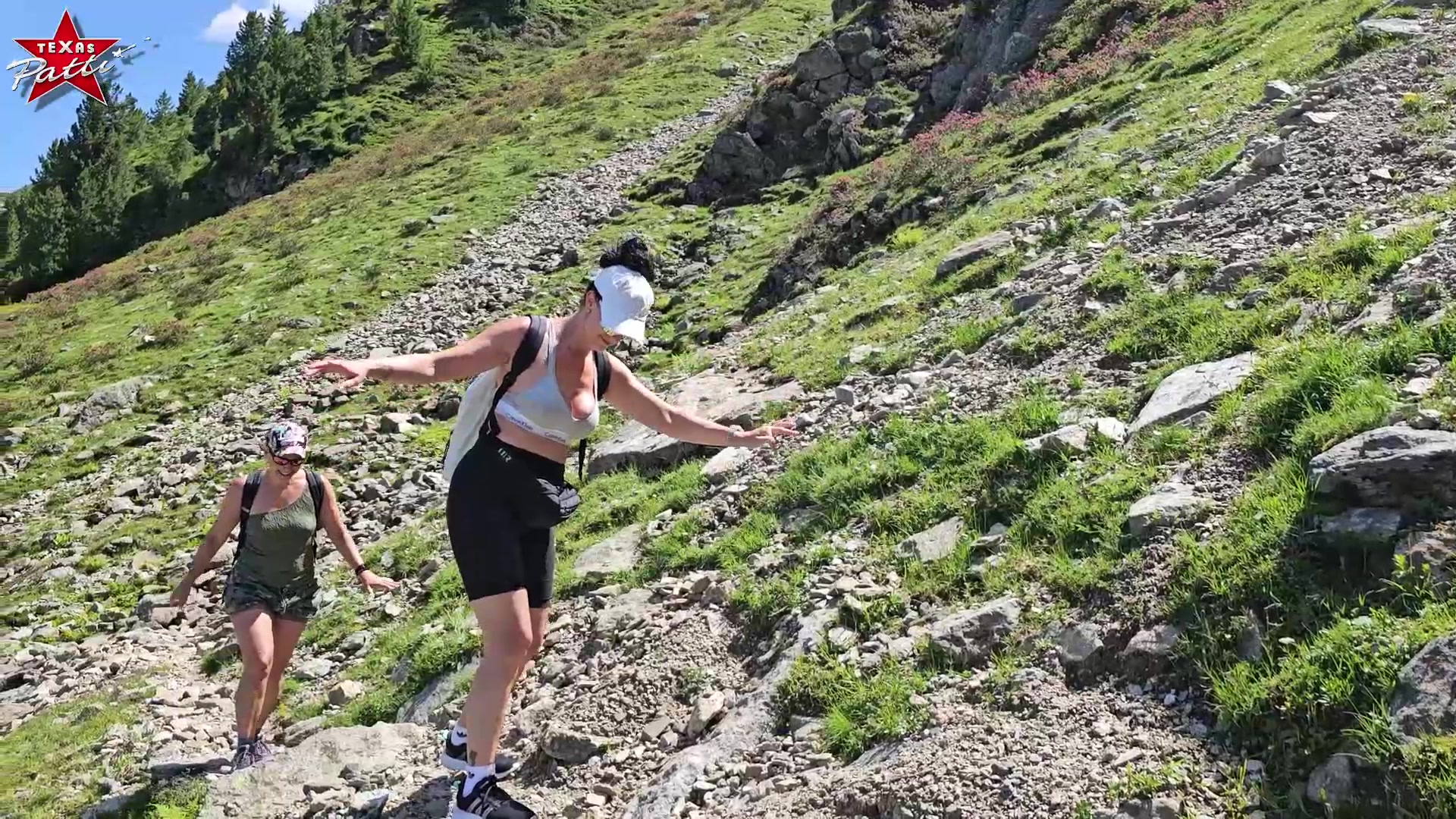 Im Juli waren wir wieder in den Alpen – und diesmal konnten wir endlich so richtig wandern.
Da Patrick davon nicht so richtig begeistert war, mussten Nellie und ich uns etwas einfallen lassen, ihn zu überzeugen…