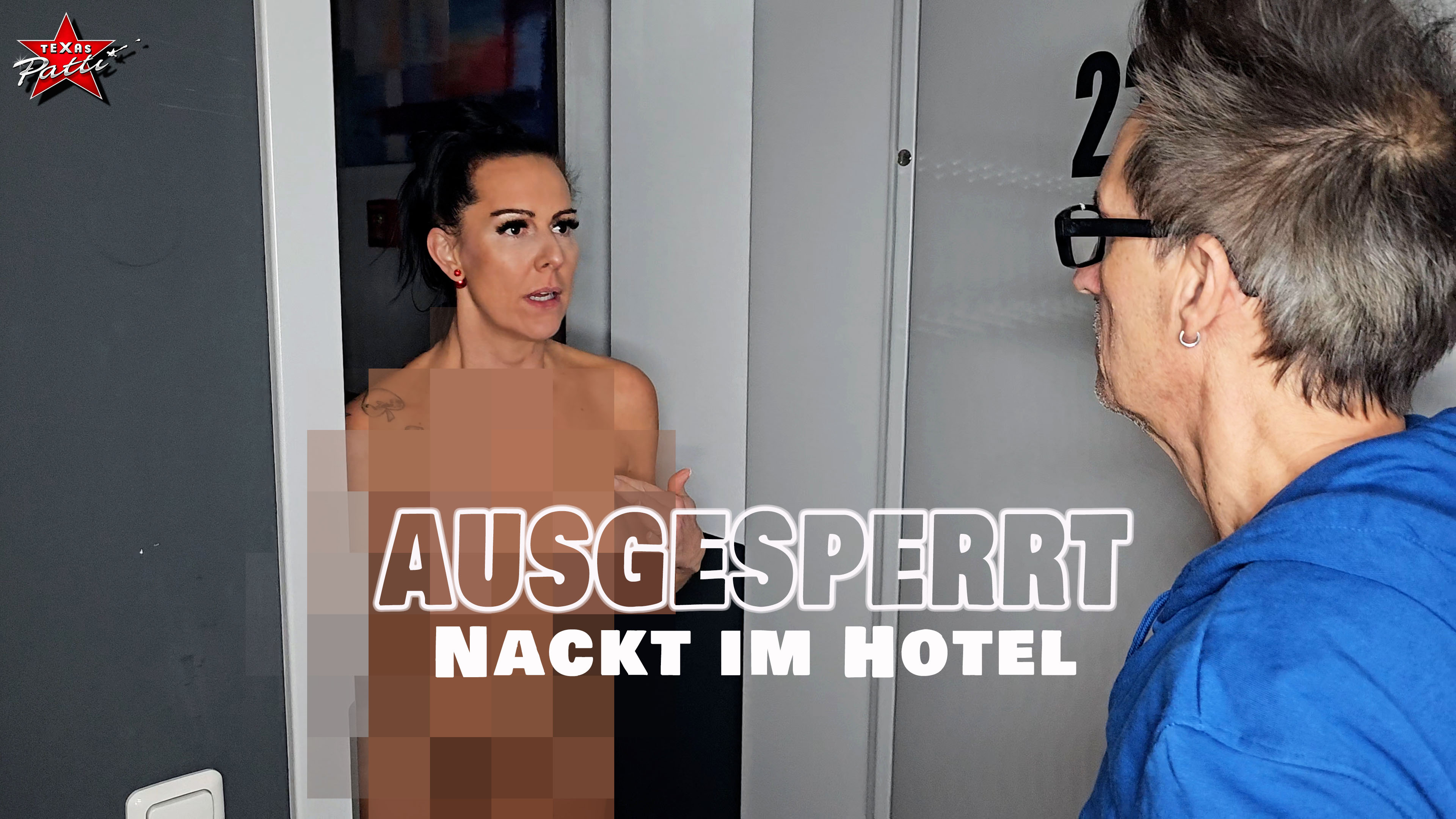 Neulich musste ich mal wieder in einem Hotel übernachten. Als ich duschen wollte, zog ich mich im Schlafzimmer aus und ging ins Bad. Als die Tür hinter mir ins Schloss fiel, kam der Schock: Ich stand nicht im Bad, sondern im Hotel-Flur – nackt.
In meiner Not klopfte ich an die erstbeste Tür und nach einer gefühlten Ewigkeit öffnete mir ein Mann die Tür. Er war zunächst sprachlos, steht doch nicht jeden Tag eine nackte Frau vor seiner Tür. Er zog mich aus dem Flur in sein Zimmer und seine Sprachlosigkeit verwandelte sich schlagartig in pure Leidenschaft. Er warf mich auf sein Bett und verführte mich nach allen Regeln der Kunst. Dabei ließ er kein Loch aus