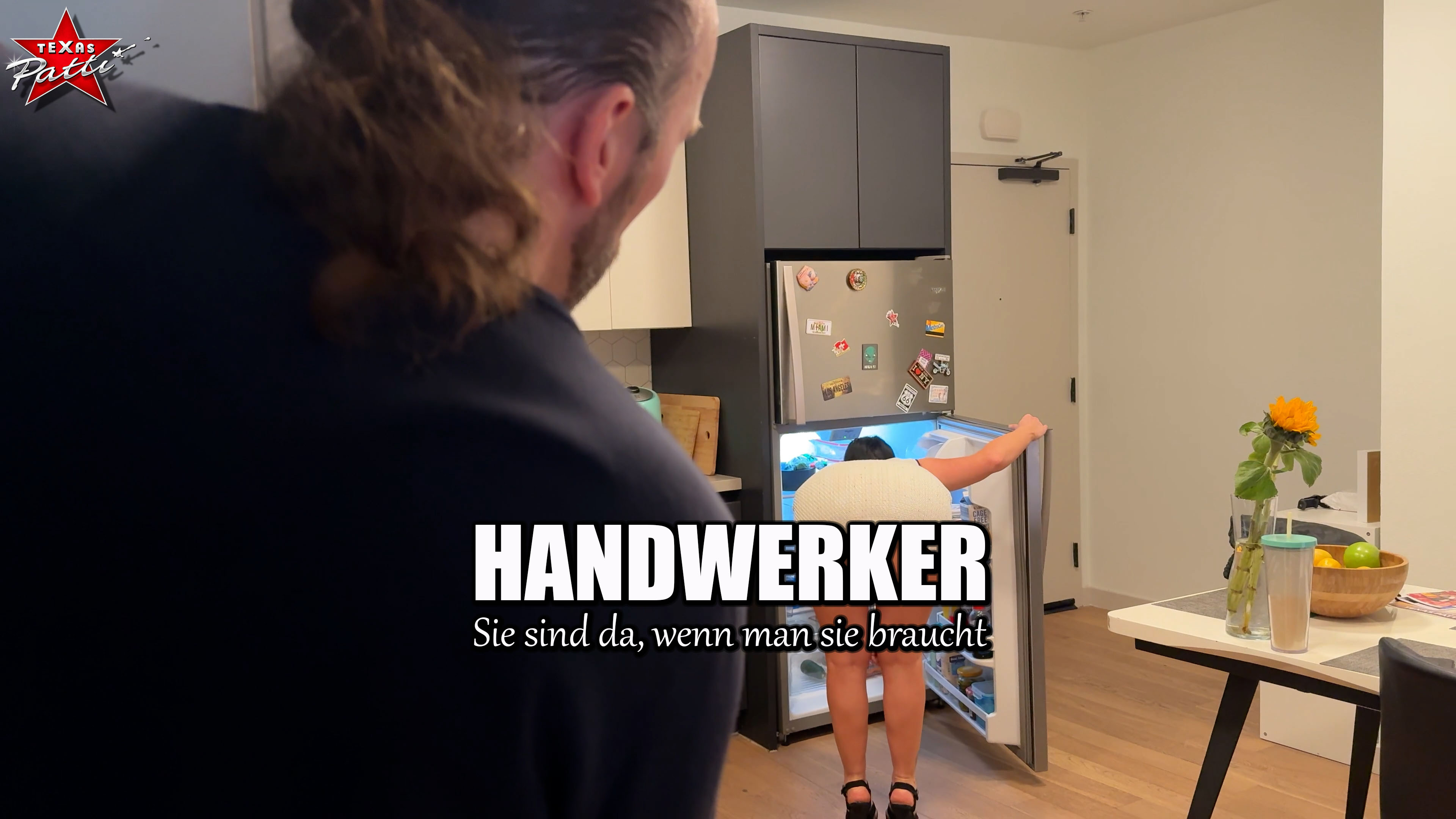 Neulich hatte ich einen Handwerker da, der mir ein paar Sachen reparierte.
Als ich dann in der Küche etwas suchte, beobachtete er mich heimlich und natürlich fiel ihm direkt auf,
dass ich kein Slip trug. Irgendwann benötigte ich dann seine Hilfe und selbstverständlich war er direkt
zur Stelle und half mir sehr gerne - konnte er so doch noch mehr sehen als aus der Ferne.
Als mir dann seine Beule in der Hose ins Auge stach, wollte ich natürlich wissen, wie er mit seinem
\\\