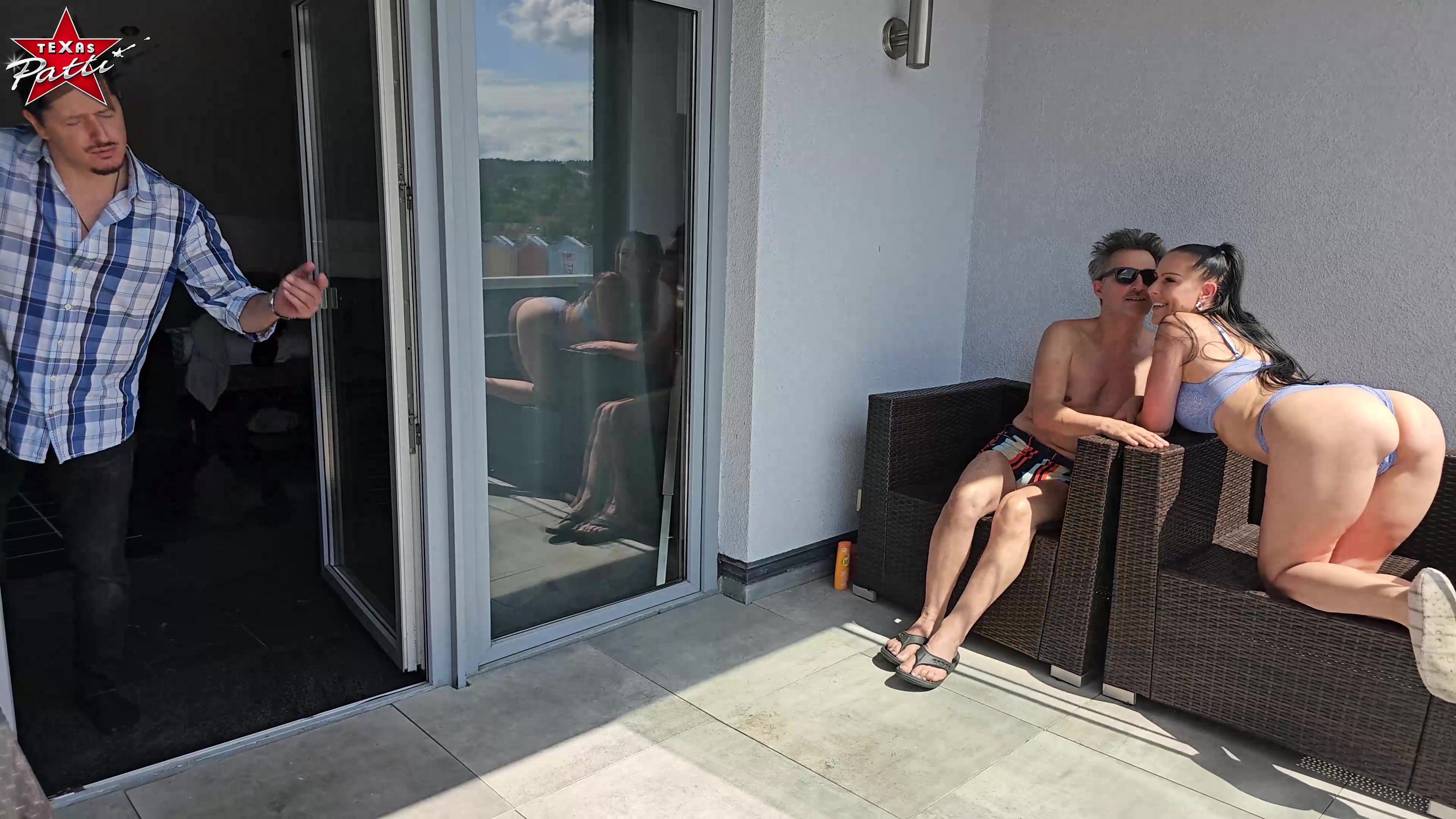 Conny und ich saßen auf der Terrasse und waren schon wieder geil.
Als Costas nach Hause kam, ging er direkt duschen, um den nächsten Fick bloß nicht zu verpassen. Kurze Zeit später hatte ich Conny blanken Schwanz in der Muschi, während Costas meinen Mund fickte. Anschließend zerfickten mich die beiden mit ihren blanken Prügeln im Sandwich. Zum Schluss pumpten mit beide ihre Ladungen in mein Fotzenloch…
Diese WG wird von Tag zu Tag geiler…