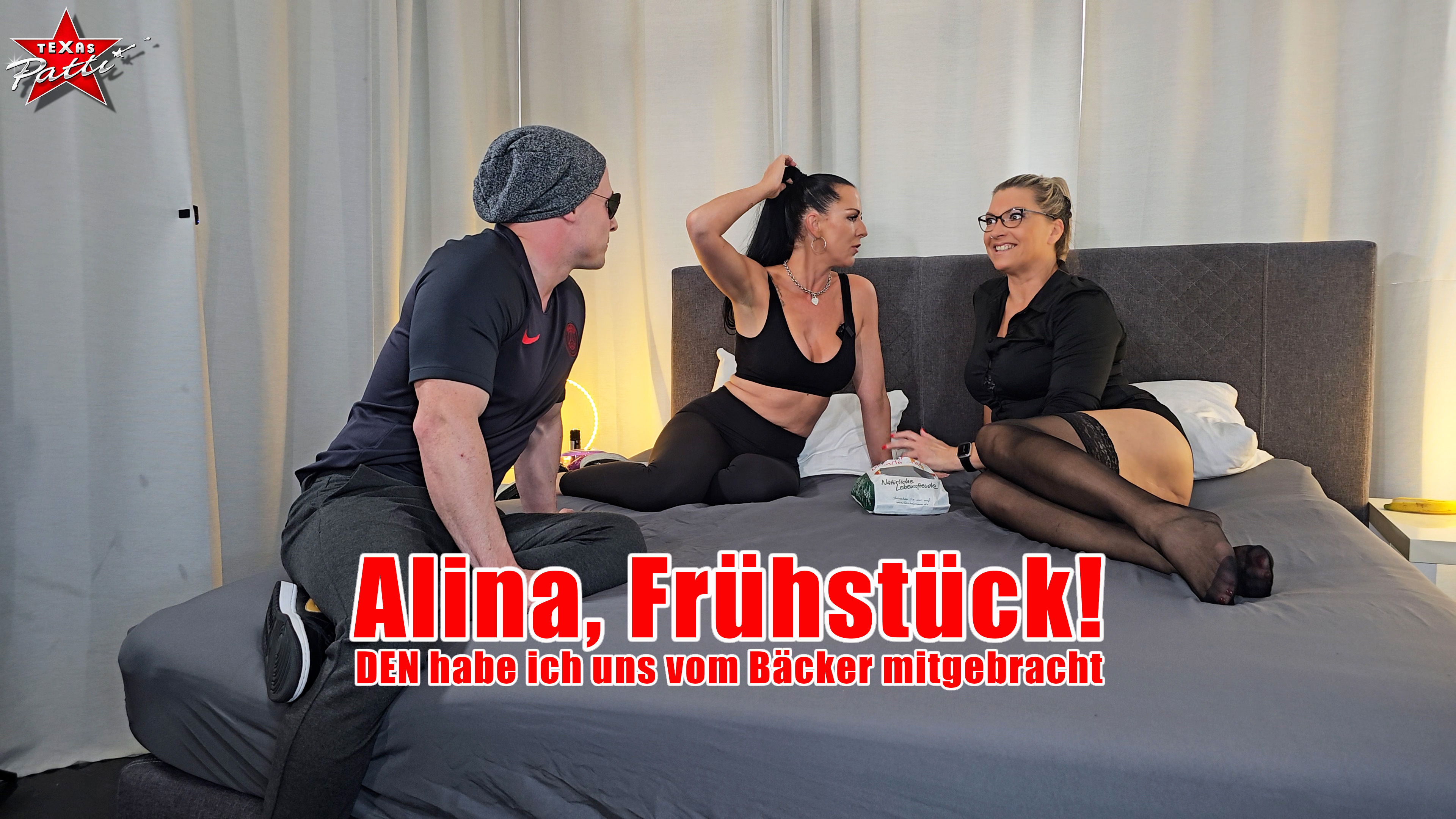 Costas im Urlaub, Conny unterwegs… da sind wir zwei Mädels nun allein in unserer WG.
Also gehe ich morgens erstmal zum Bäcker, um für Alina und mich Frühstück zu besorgen… Neben frischen Brötchen habe ich da aber auch noch „knackiges, junges Gemüse“ für uns gefunden, das ich natürlich direkt mitgenommen habe und dann in der WG auch direkt von uns vernascht wurde…
Tja, Conny und Costas… ist die Katze ausm Haus, tanzen die Mäuse aufm Tisch. Wenn ihr nicht bald nach Hause kommt, haben wir die ganze Stadt durchgevögelt ;)