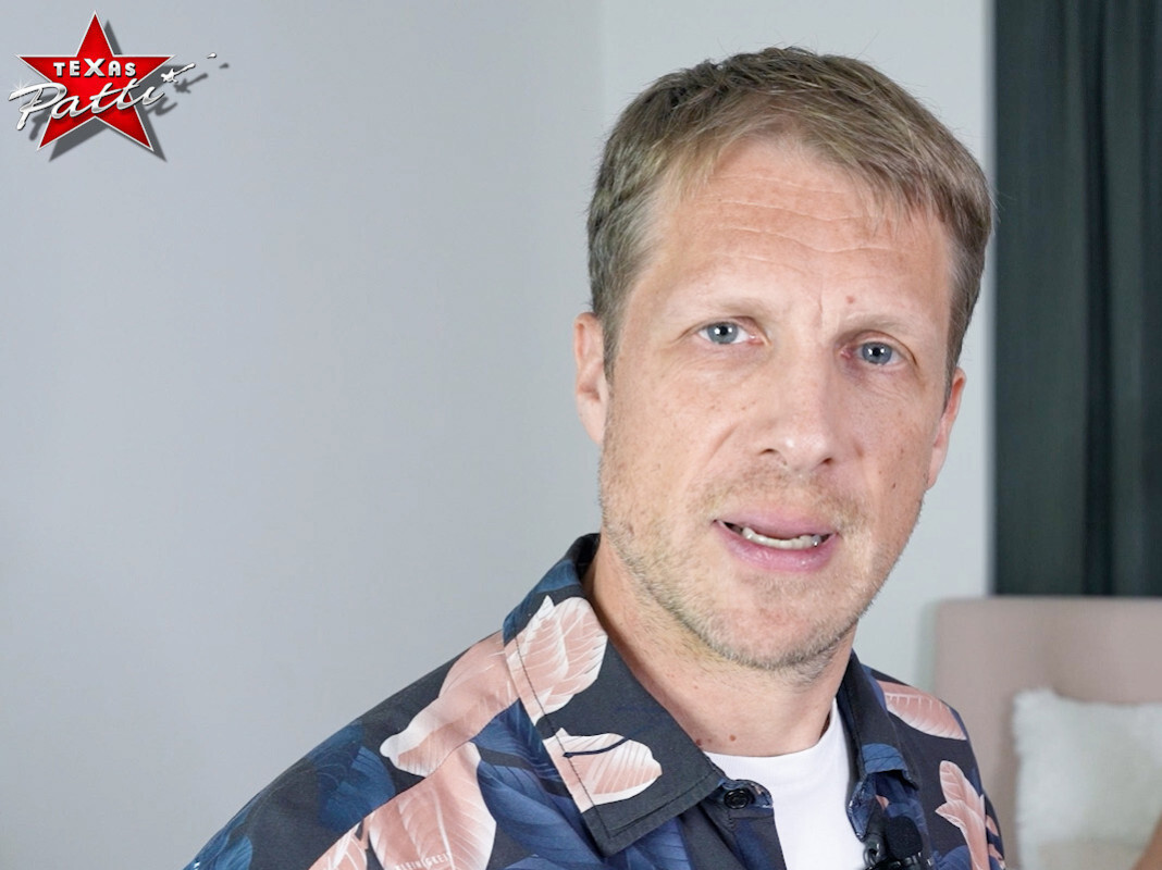 Im letzten Teil der Reihe „Texaspatti meets Rent a Pocher“ geht es noch mal richtig zur Sache. Mick besorgt es den Mädels mit seinem blanken XL-Riemen und Olli wird unfreiwillig zum Hauptdarsteller…

#MILF #Dreier #AO #Bareback #Ficken #Lecken #Blasen #Rothaarig #Titten #Cumshot