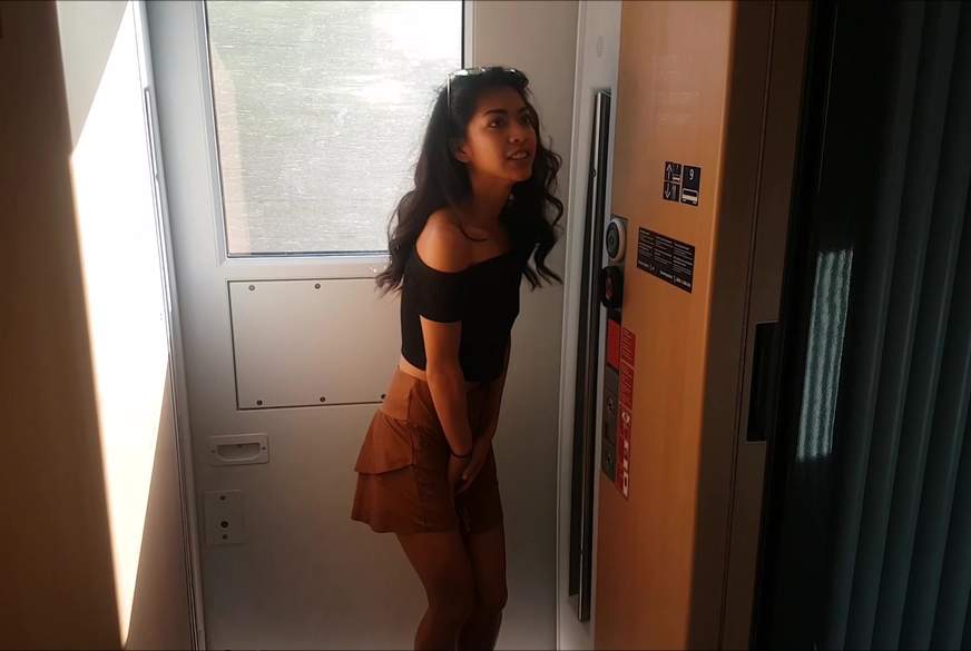 Erstmal A*******t im ICE - Hinsetzten ist überflüssig von Kim-Rose