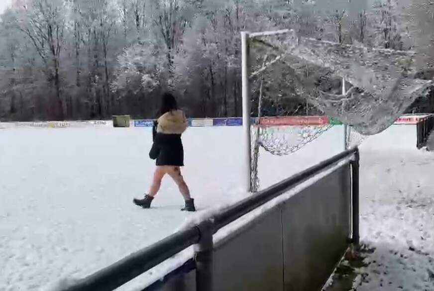Wildes Schneetreiben aufn Fußballplatz von stifflersmoom pic1