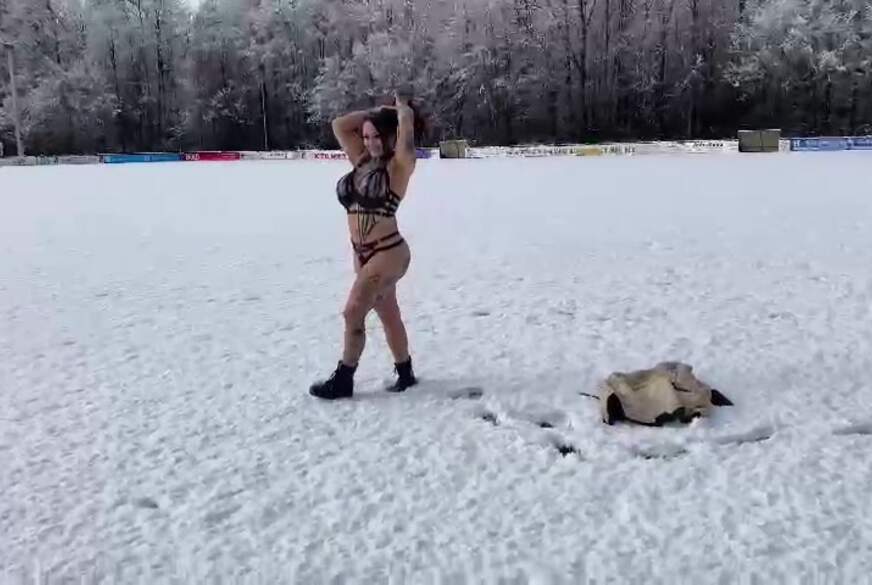 Wildes Schneetreiben aufn Fußballplatz von stifflersmoom pic4