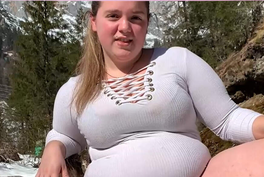 KimberlyCaprice: Outdoor P****n auf einem Baumstamm
