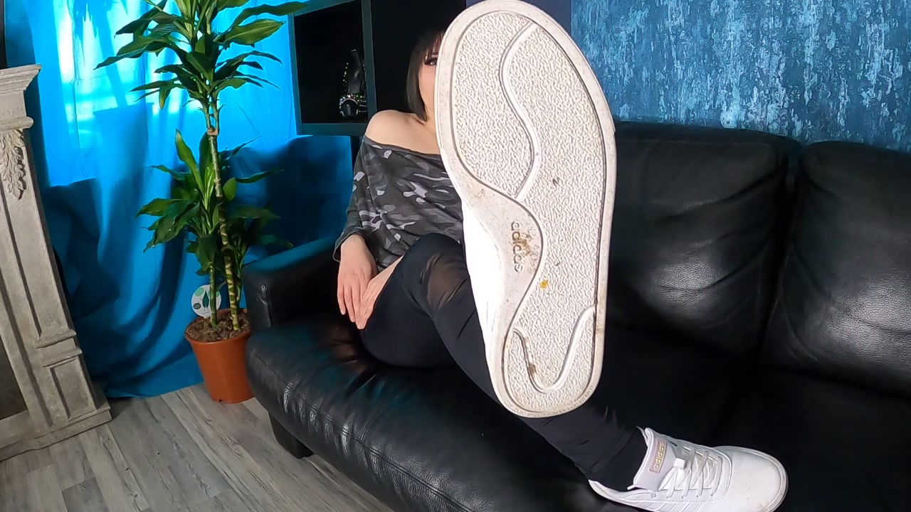 Du liebst verschmutze Sneaker. Und aus diesem Grund hast du mir auch ein paar zu kommen lassen. Diese Schuhe trage ich nun jeden Tag für dich und das war noch nicht alles. Nimm schon mal deinen Mini raus und wichs auf mein Kommando!