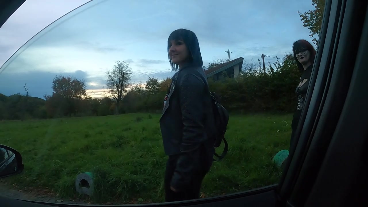 Er wollte doch nur nett sein! Zu zweit laufen meine Freundin und ich die Straße entlang. Da hält plötzlich ein Mann und möchte uns aus freundlichkeit in seinem Auto mitnehmen. Was er nicht weiß: Wir sind auf der Suche nach einem neuen Opfer! Mit einer kleinen Notlüge lotsen wir ihn in ein kleines Waldstück. Dort überraschen wir ihn mit unseren finsteren Absichten und ficken ihn und seine zwei Opferlöcher gnadenlos durch!