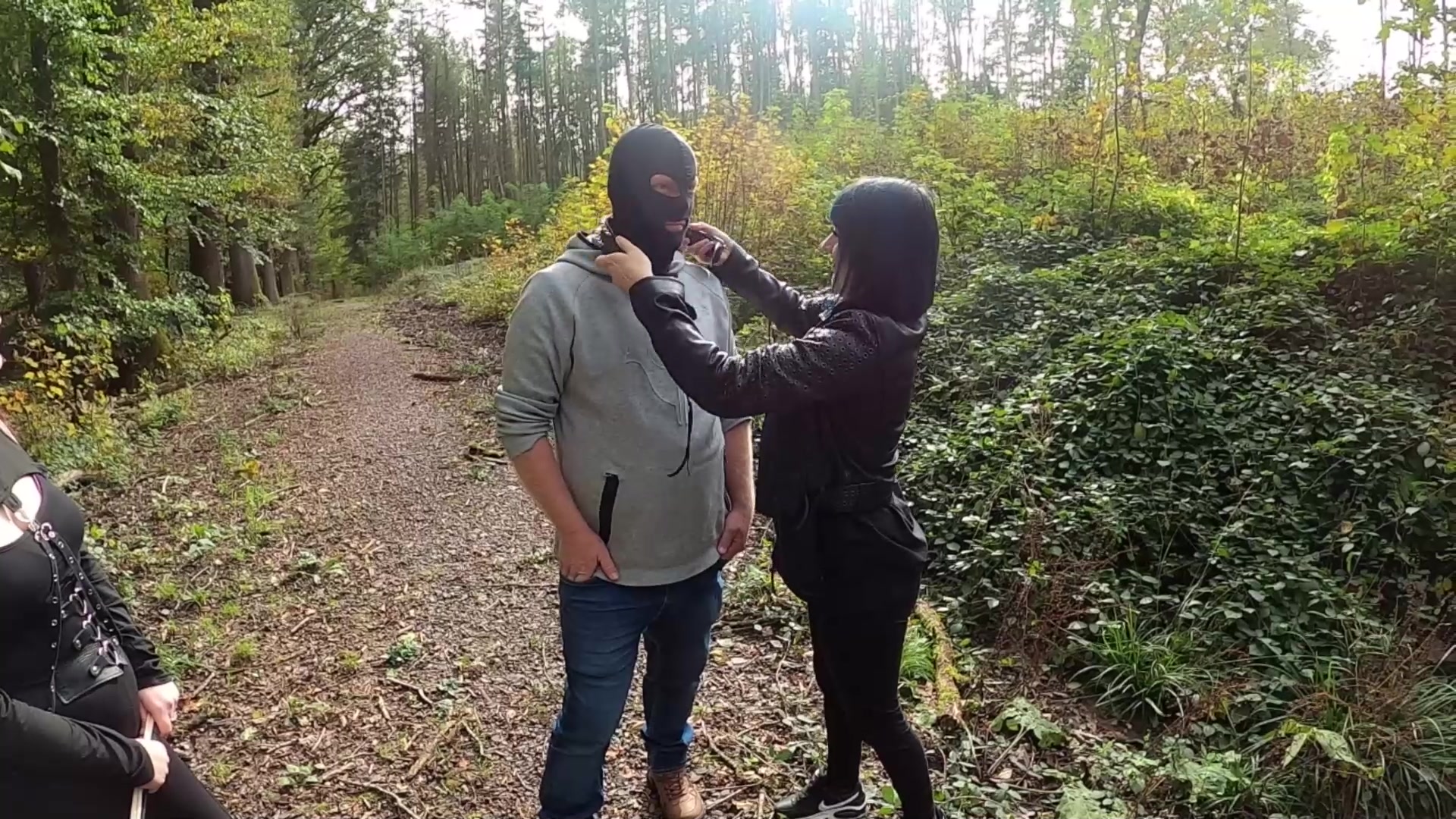 Ob er damit gerechnet hat? Ich lege meinem Sklaven sein Halsband an und gemeinsam gehen wir tief in den Wald. Im Wald muss er sich nun komplett ausziehen und mir seine Kippen geben. Zuerst binden wir ihn an einen Baum und meine Freundin benutzt ihn als Aschenbecher. Dann gehen wir noch tiefer in den Wald, fesseln ihn mit den Armen nach oben und bearbeiten ihn gnadenlos mit dem Rohrstock. Währenddessen verstecke ich heimlich, ohne sein Wissen, seine Sachen in meinem Kofferraum. Ich werfe ihm den Schlüssel vor die Füße und meine Freundin und ich fahren mit meinem Auto weg, während wir ihn nackt im Wald zurücklassen