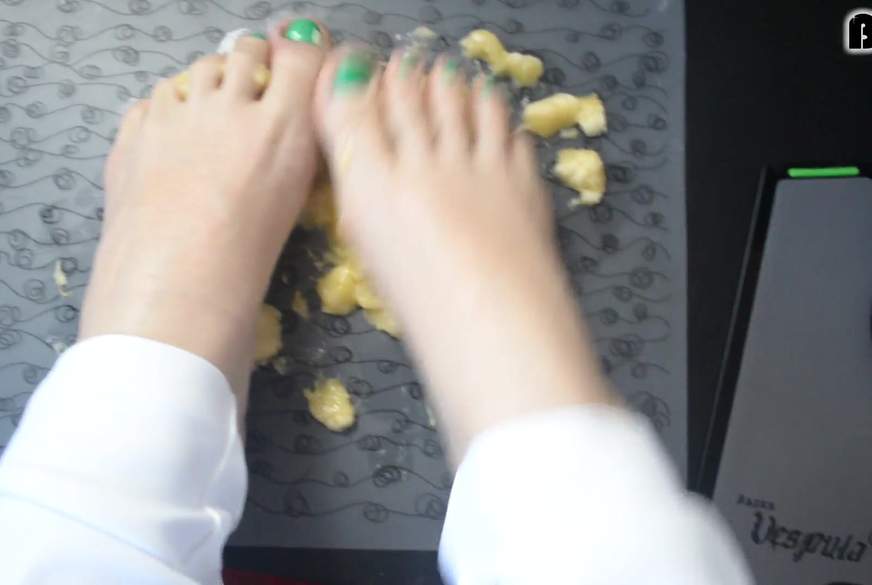 SuicideGirl: Spaß mit Banane