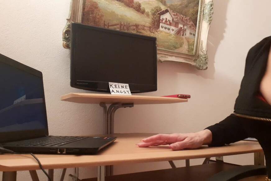 FrauWahnsinn: Sexy Secretary mit velour lang Stiefel auf dem Tisch und Vibrator