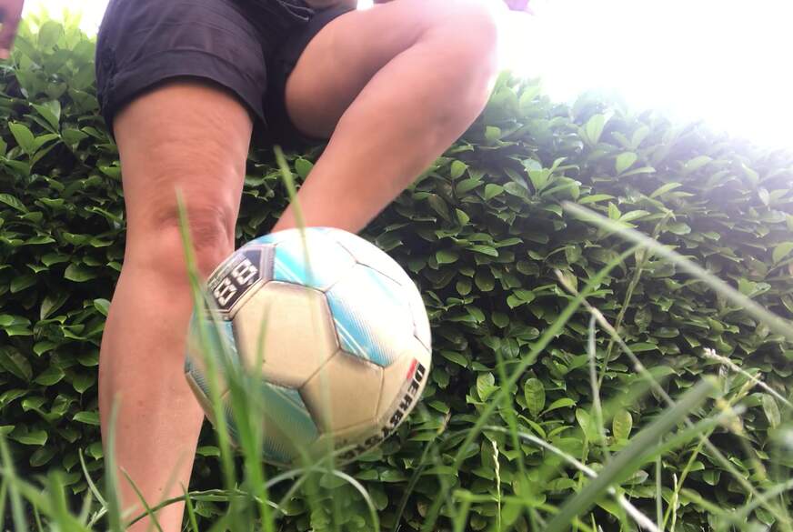 Lady-Melinda: Fusball und nackte Füsse