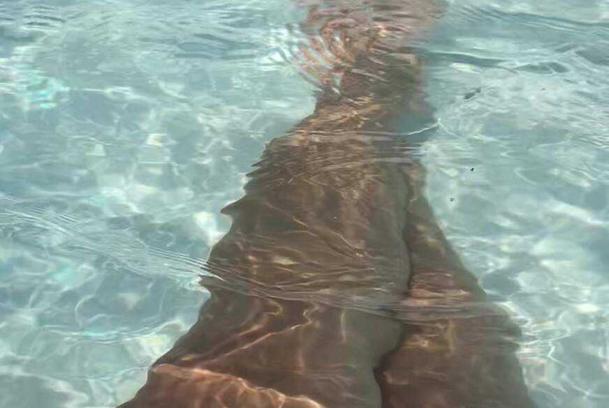 Lady-Melinda: Plantschen im Pool